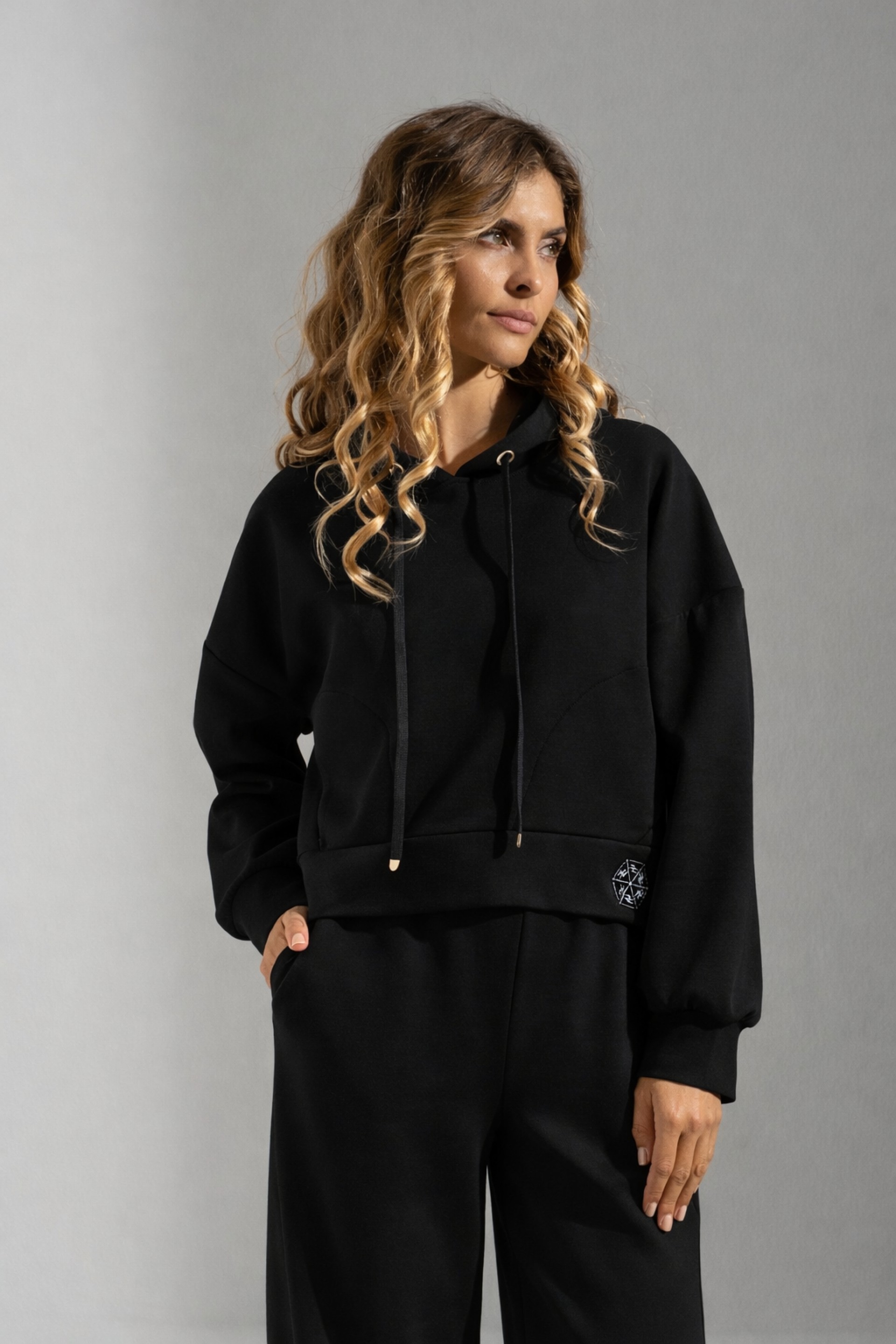 Short hoodie with adjustable drawstring