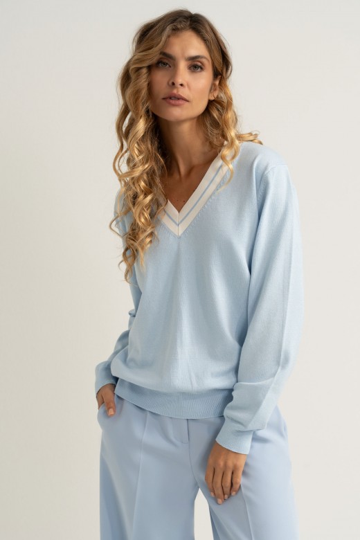 Knit sweater with v-neck and contrast details