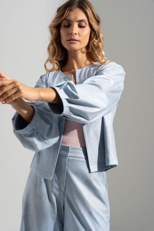 Casaco aberto com detalhe de pregas na manga