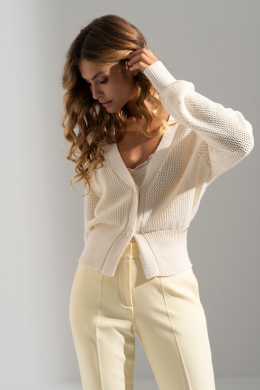 Casaco curto em malha perfurada com bot�es