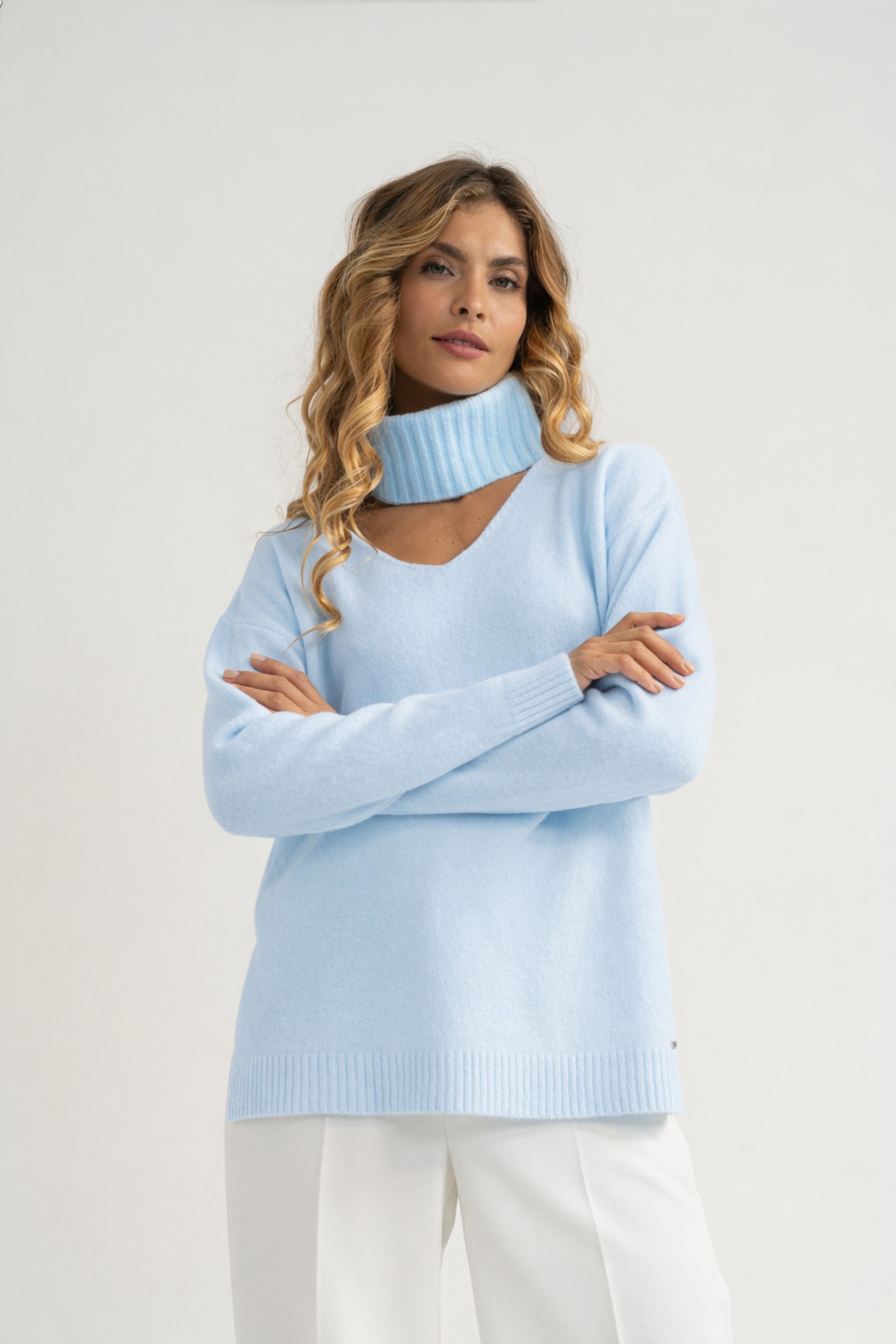 Knit sweater with v-neck and ribbed collar