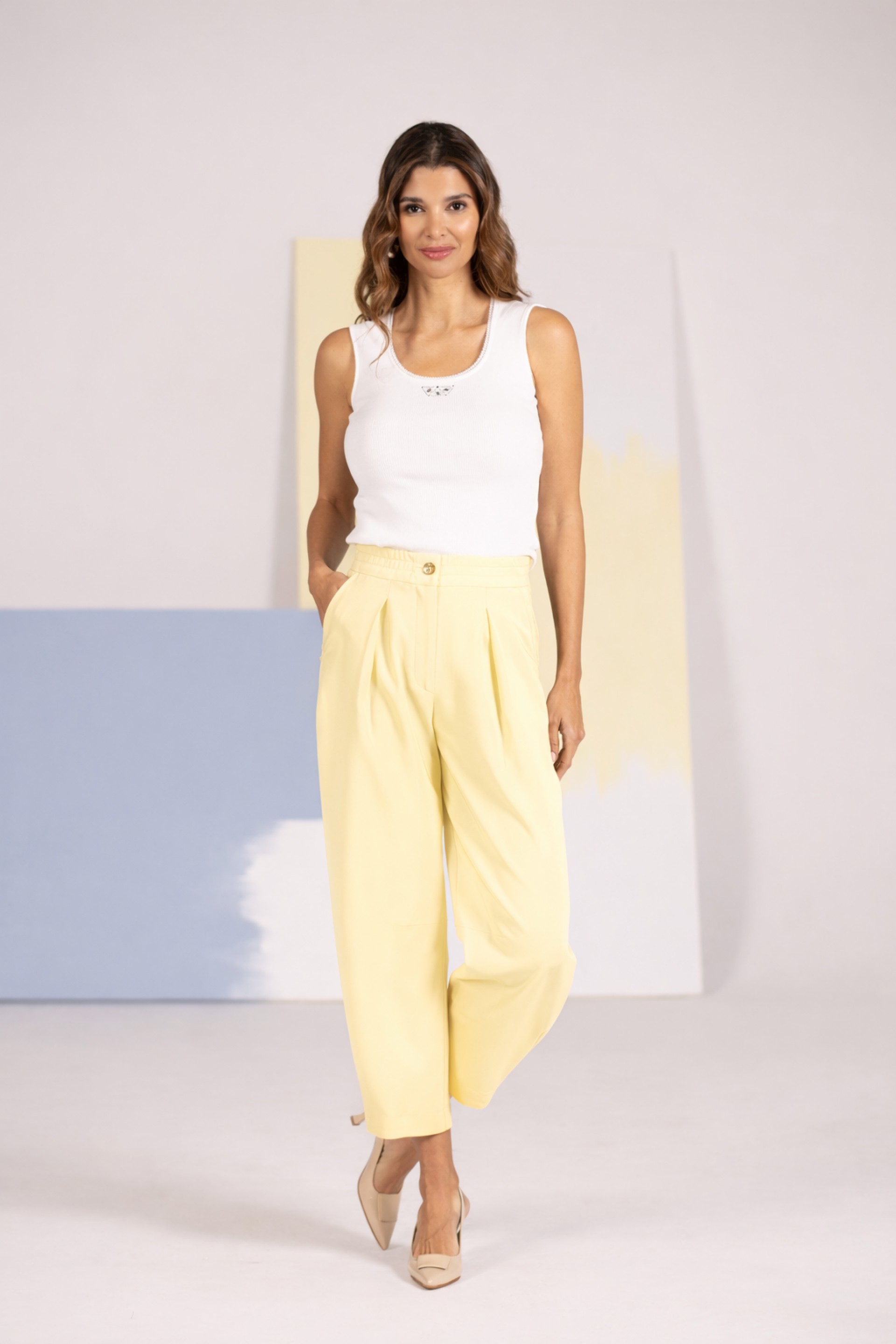 Calça de cintura subida com detalhe na parte inferior