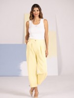 Cal�a de cintura subida com detalhe na parte inferior