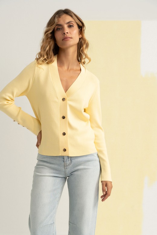 Chaqueta corta de punto con botones personalizados