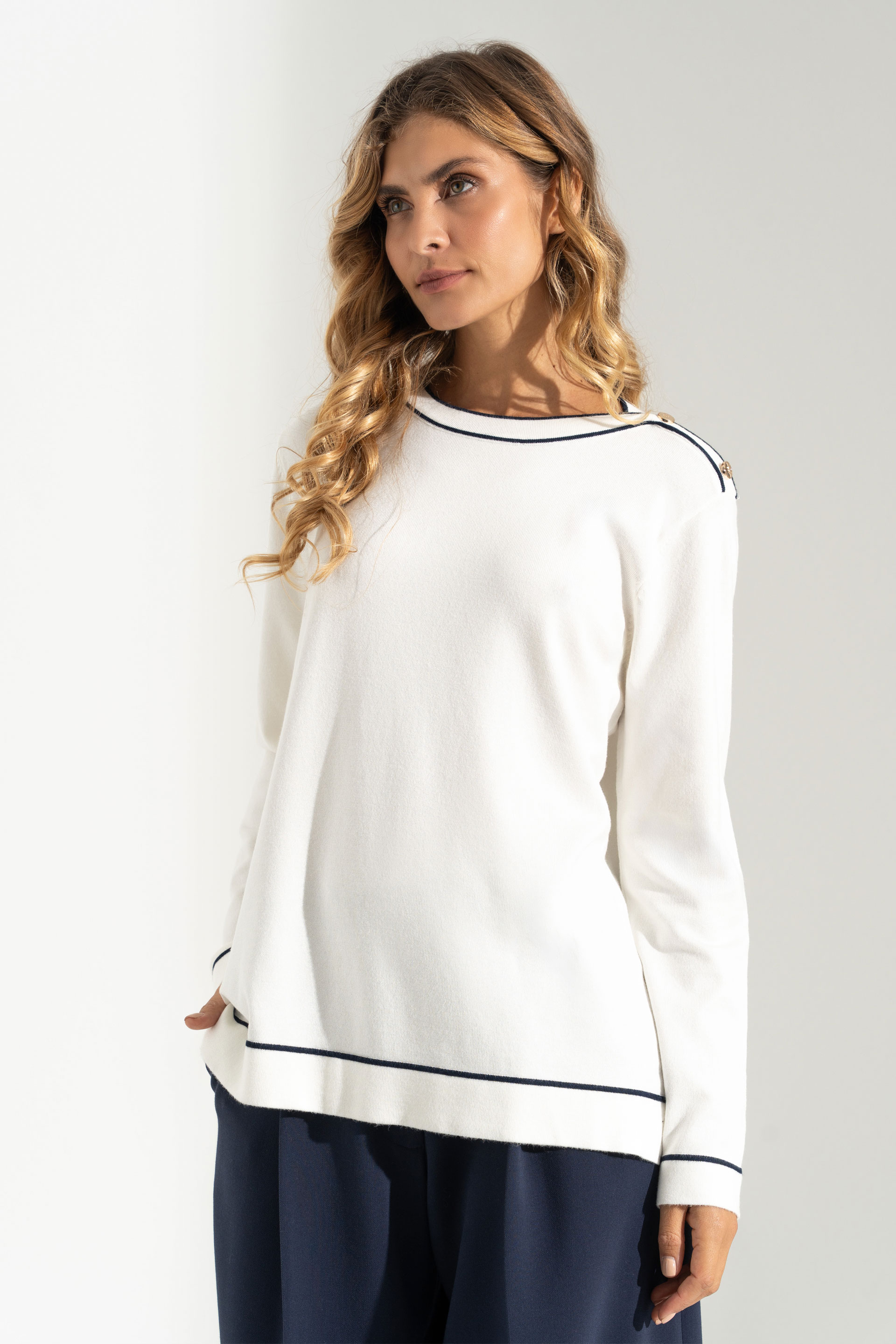 Camisola de malha com botões nos ombros