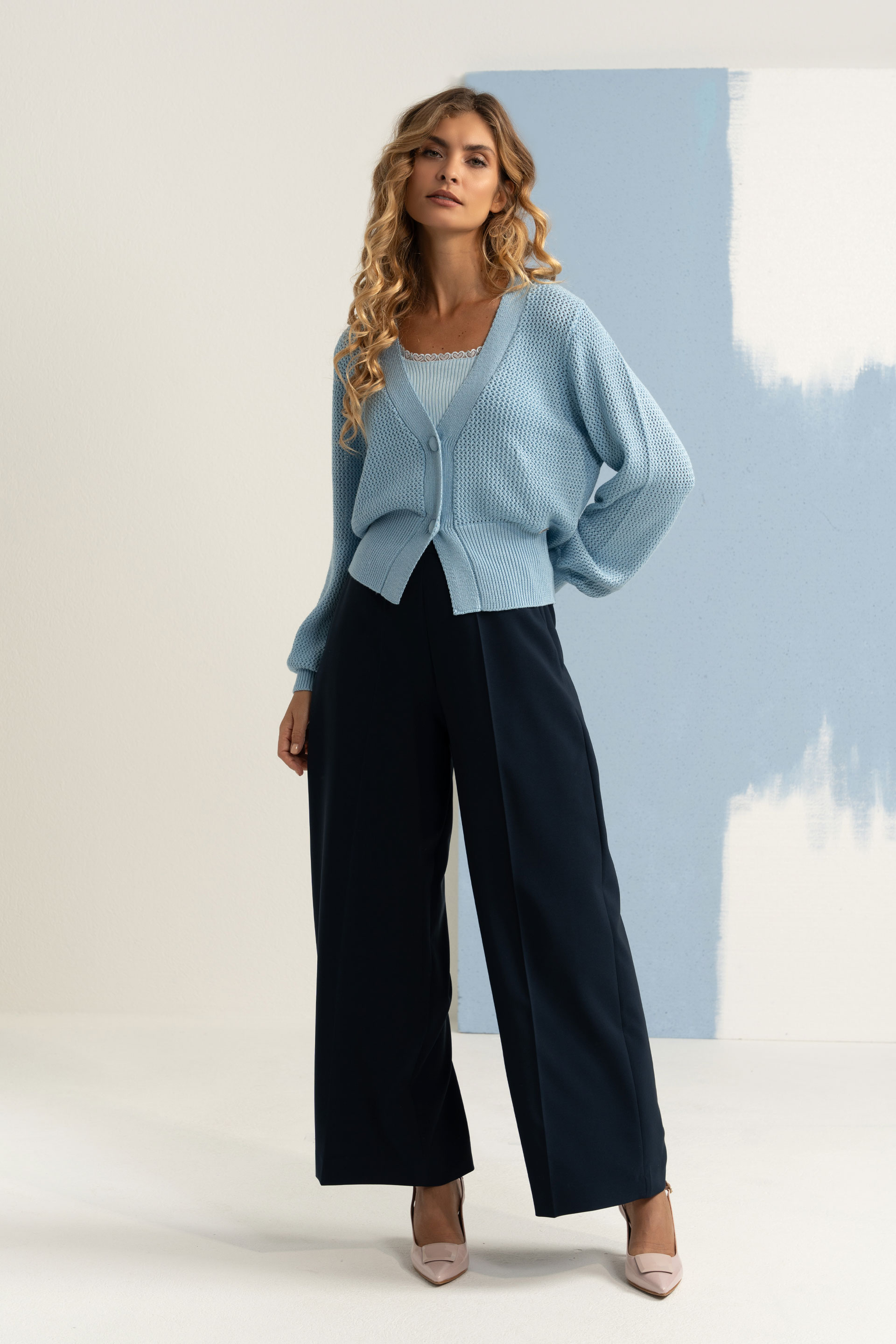 Casaco curto em malha perfurada com botões