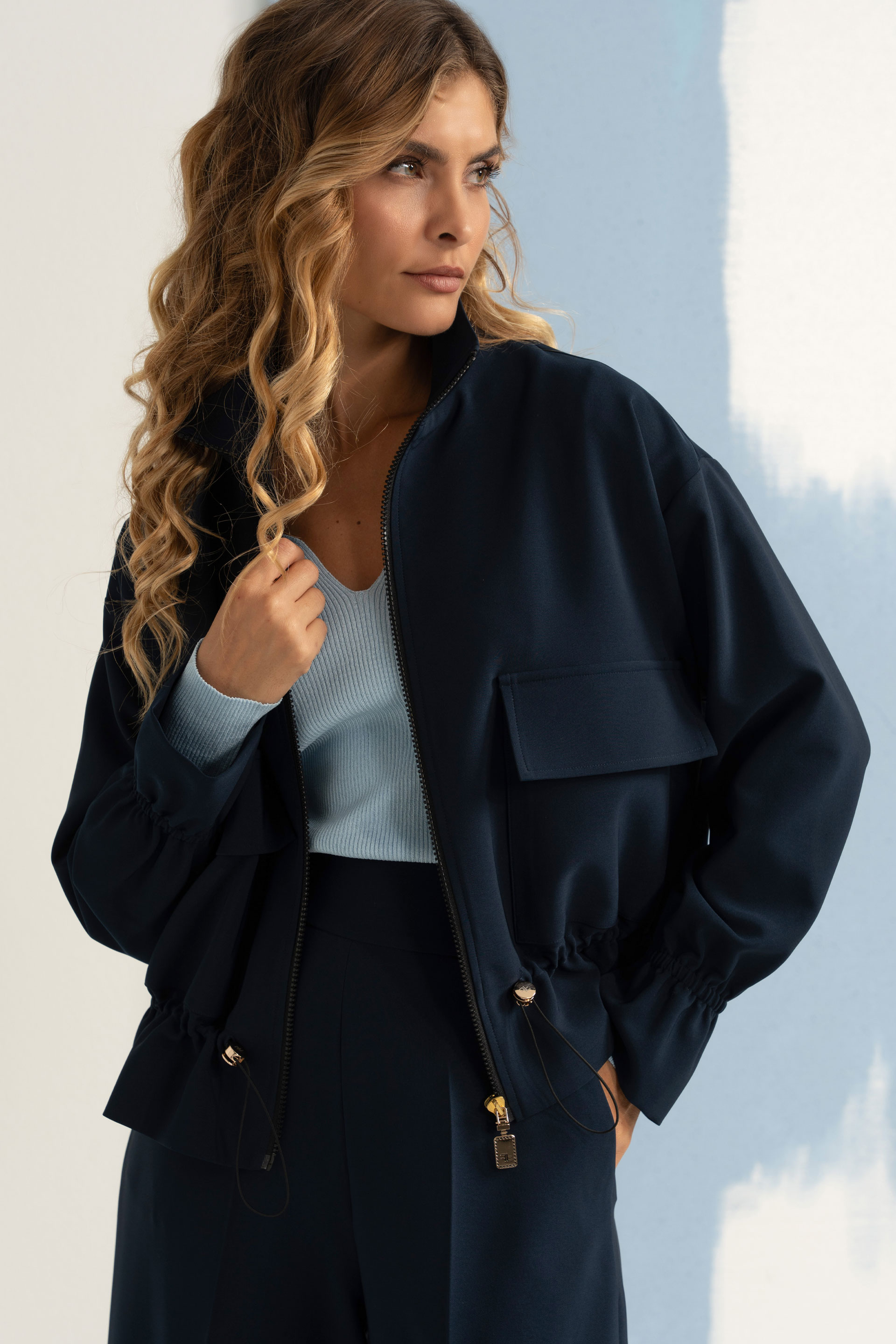 Casaco com fecho e cintura ajustável