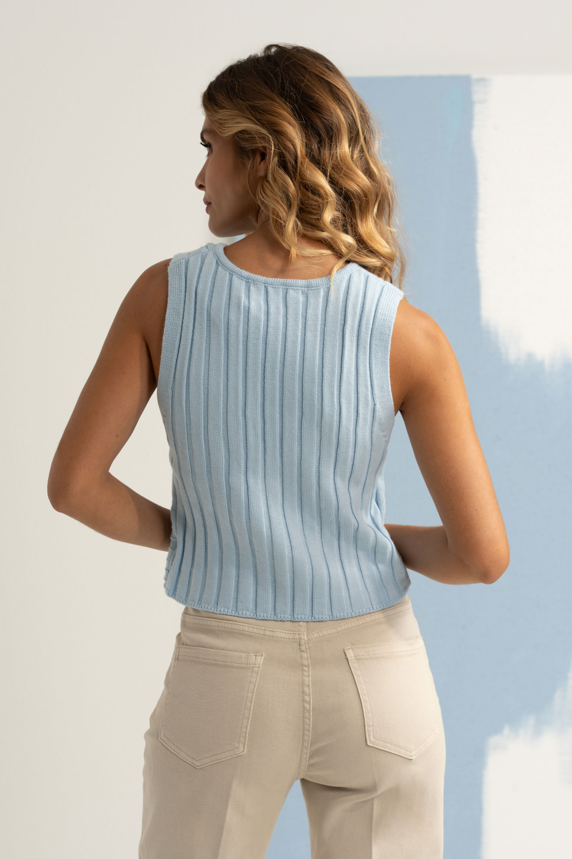 Top de malha com decote em v e detalhe entrançado