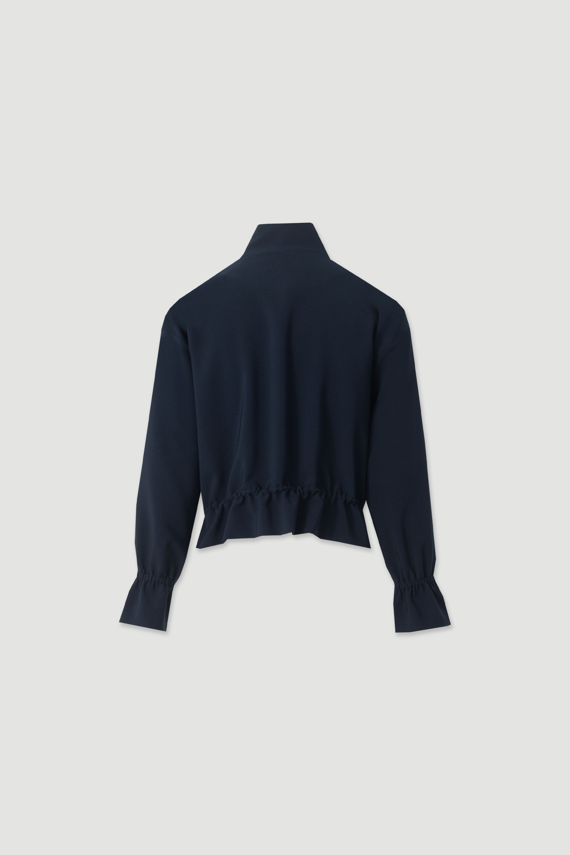 Casaco com fecho e cintura ajustável