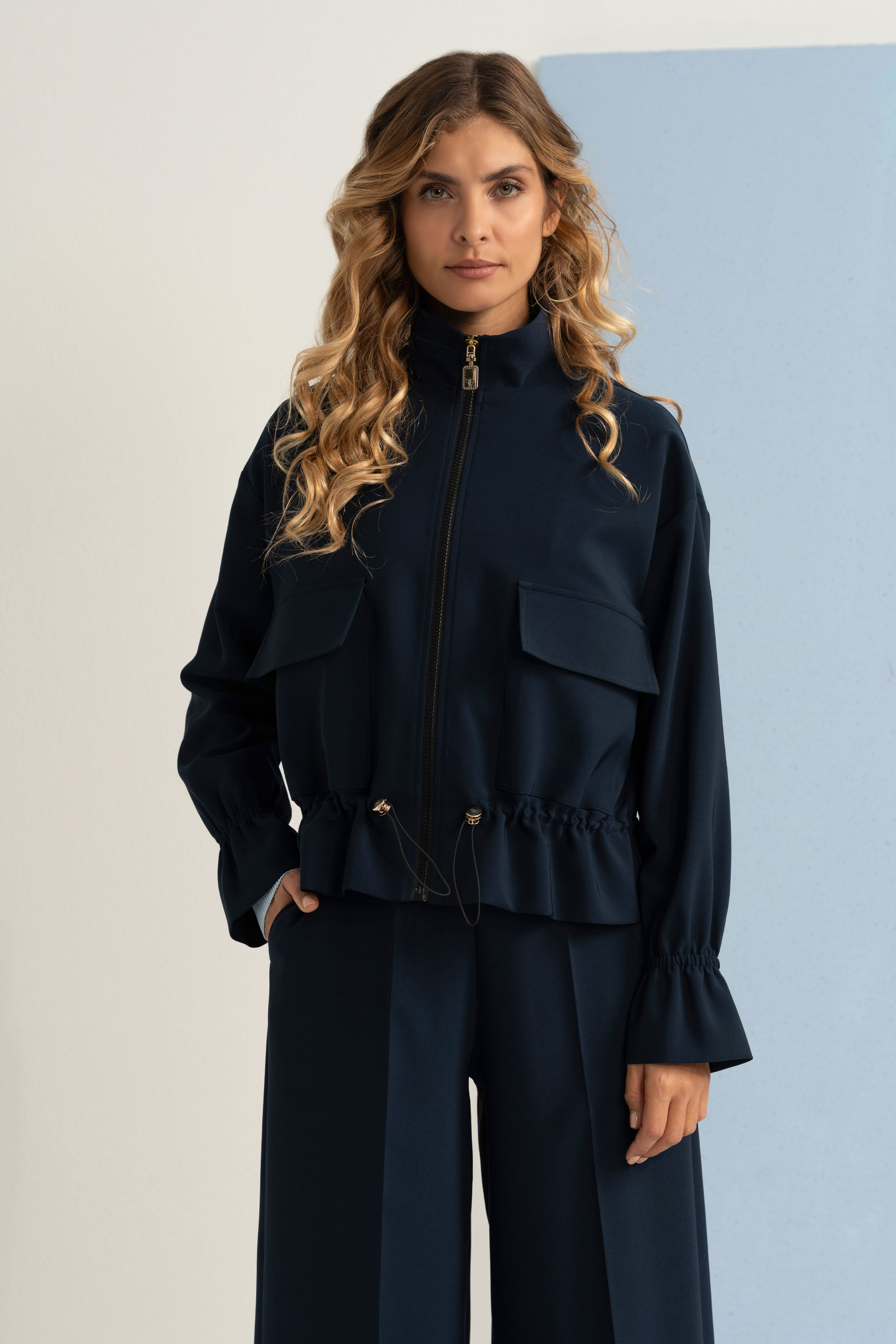 Casaco com fecho e cintura ajustável