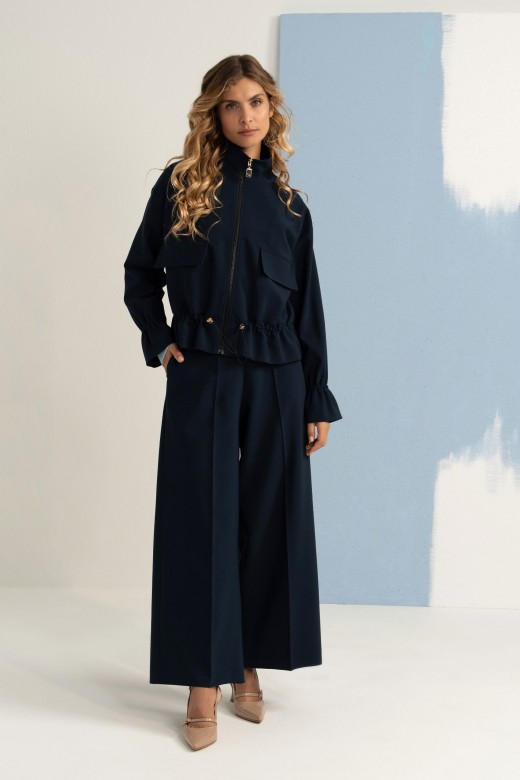 Casaco com fecho e cintura ajustável Casaco com fecho e cintura ajustável