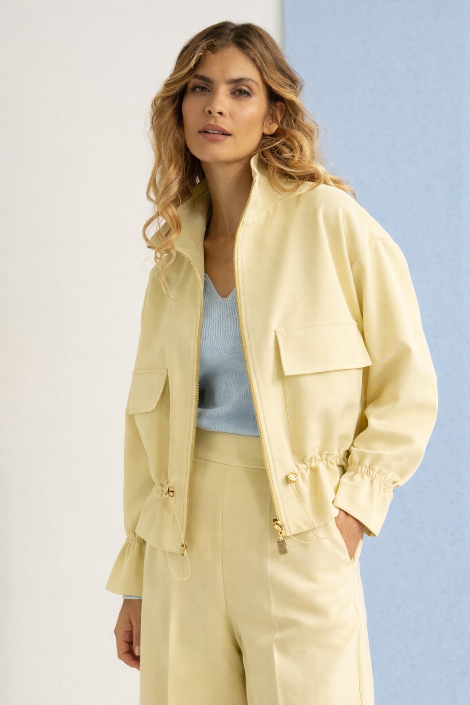 Casaco com fecho e cintura ajustável