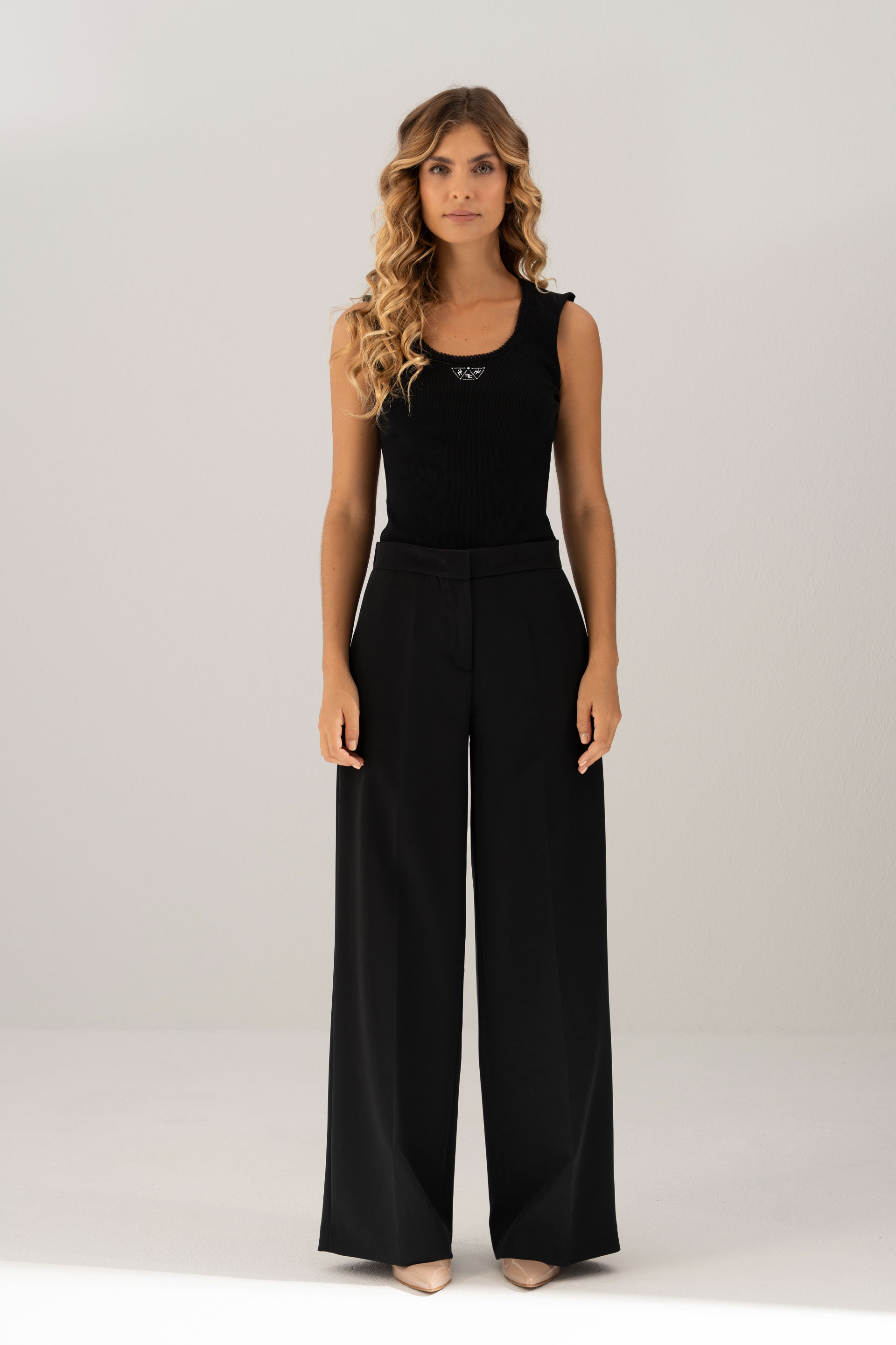 Calça clássica wide leg com cinto elástico