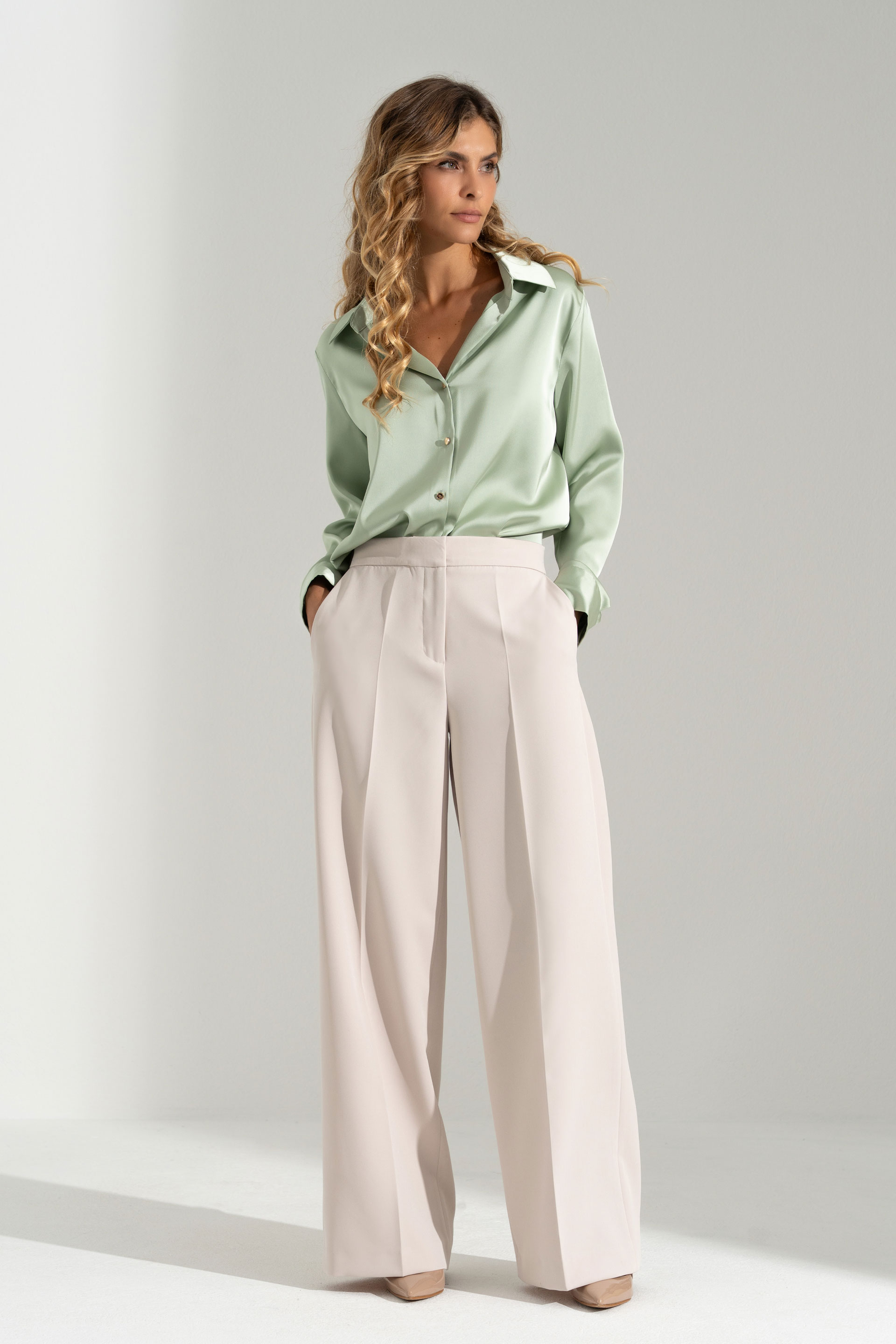 Fluid blouse with classic collar