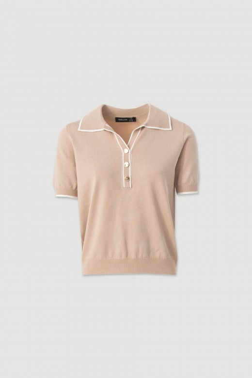 Polo de malha com vivos em contraste