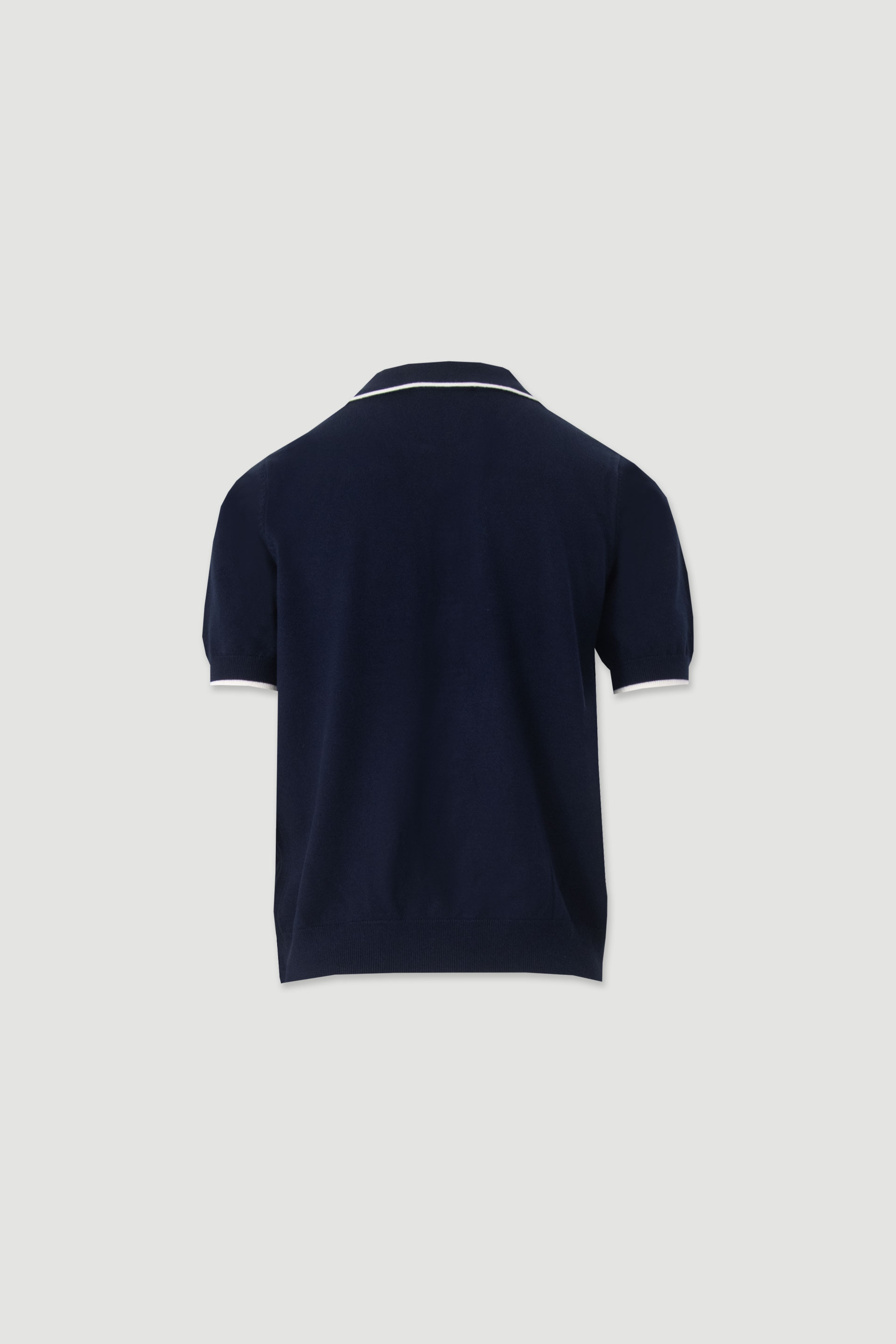 Polo de malha com vivos em contraste