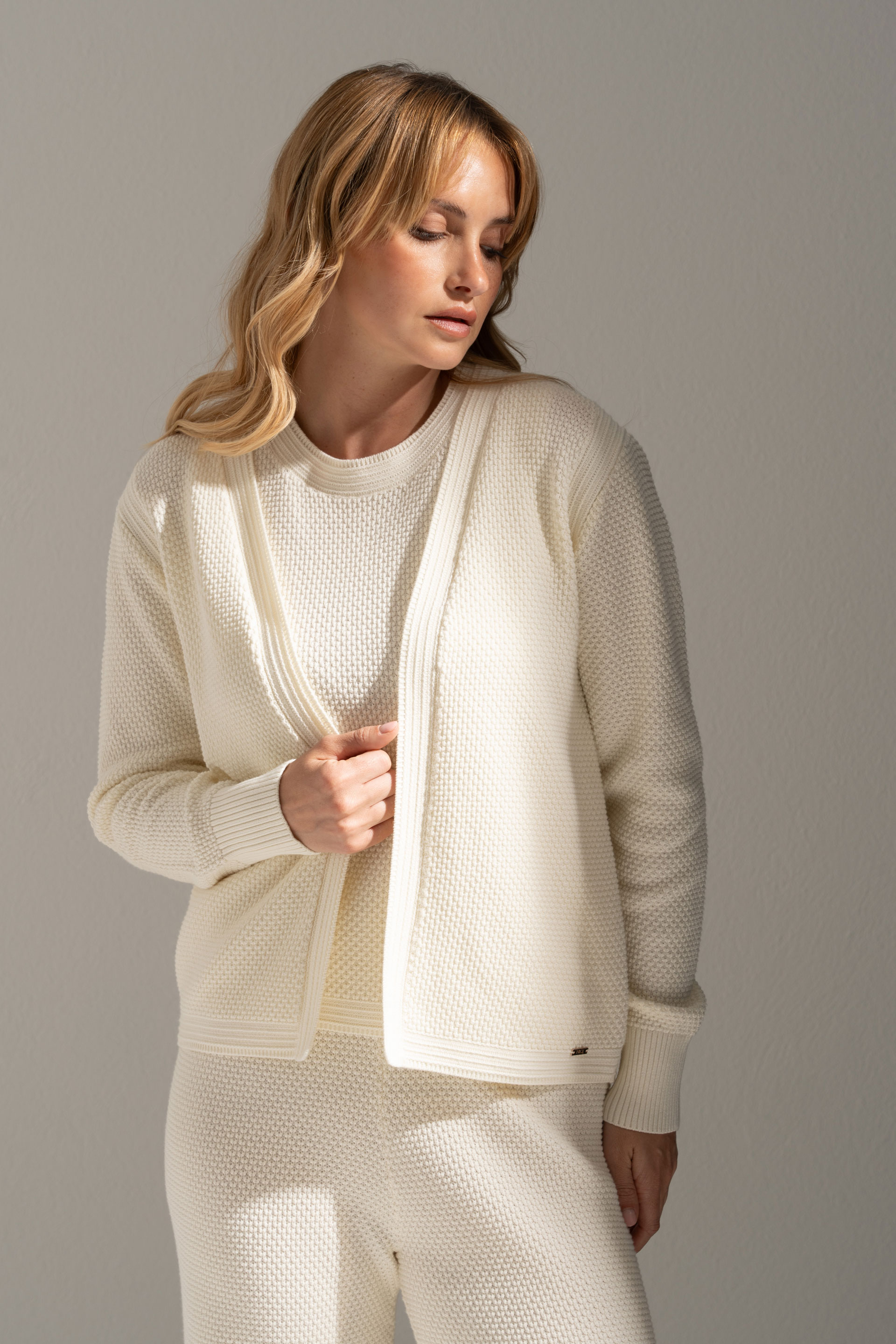 Short open cotton knit cardigan
