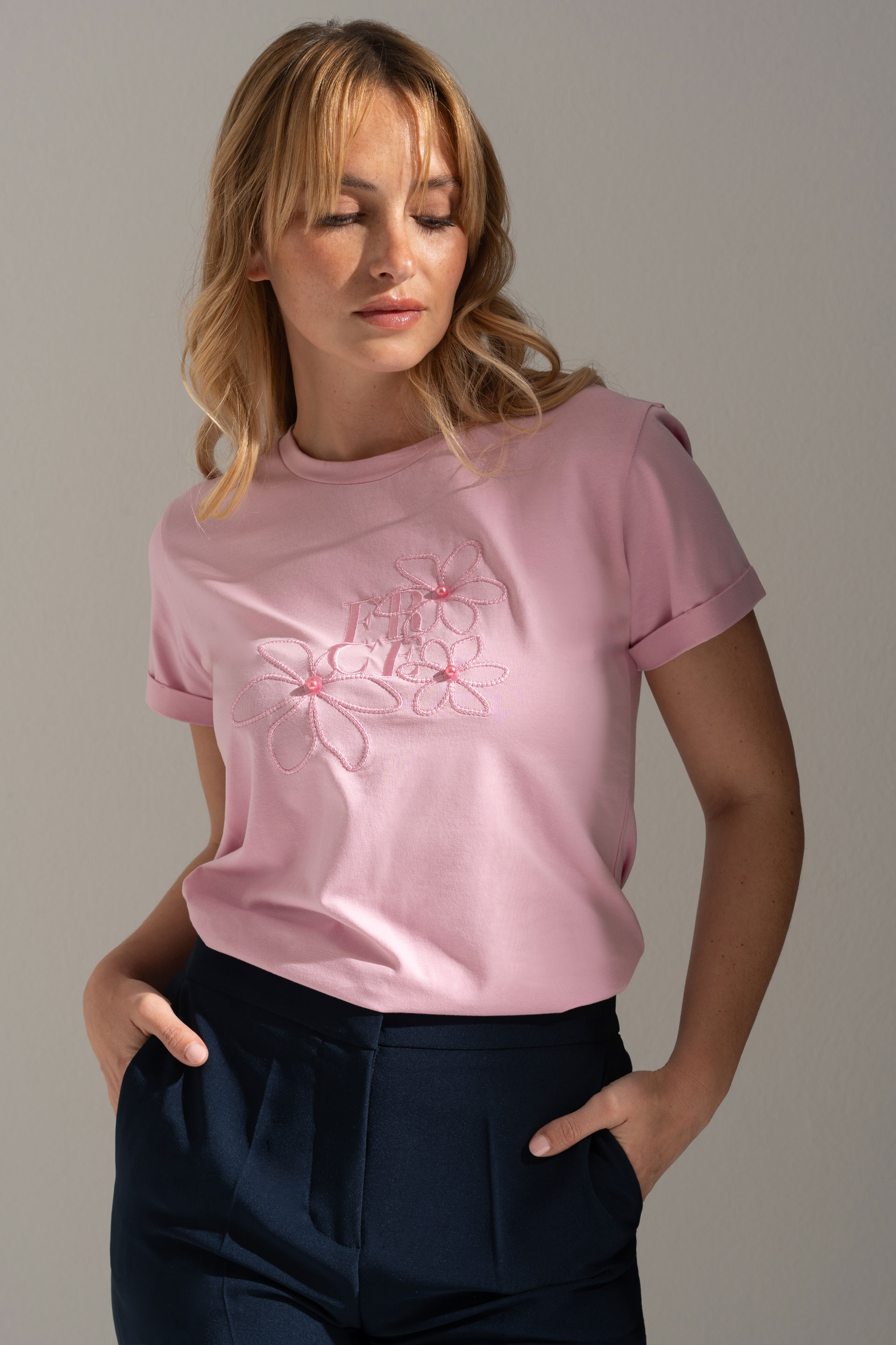 Camiseta de algodón con bordado floral