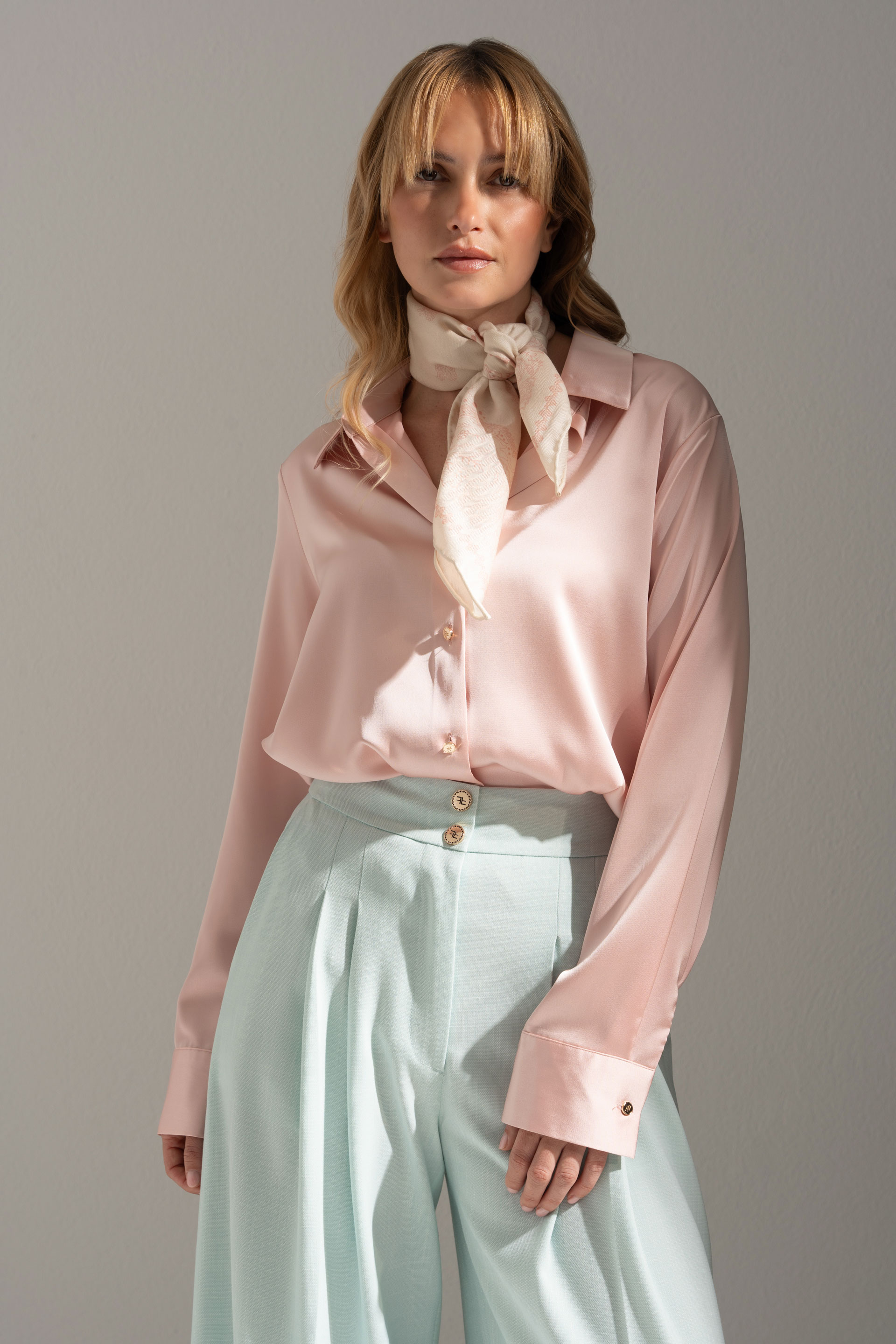 Fluid blouse with classic collar