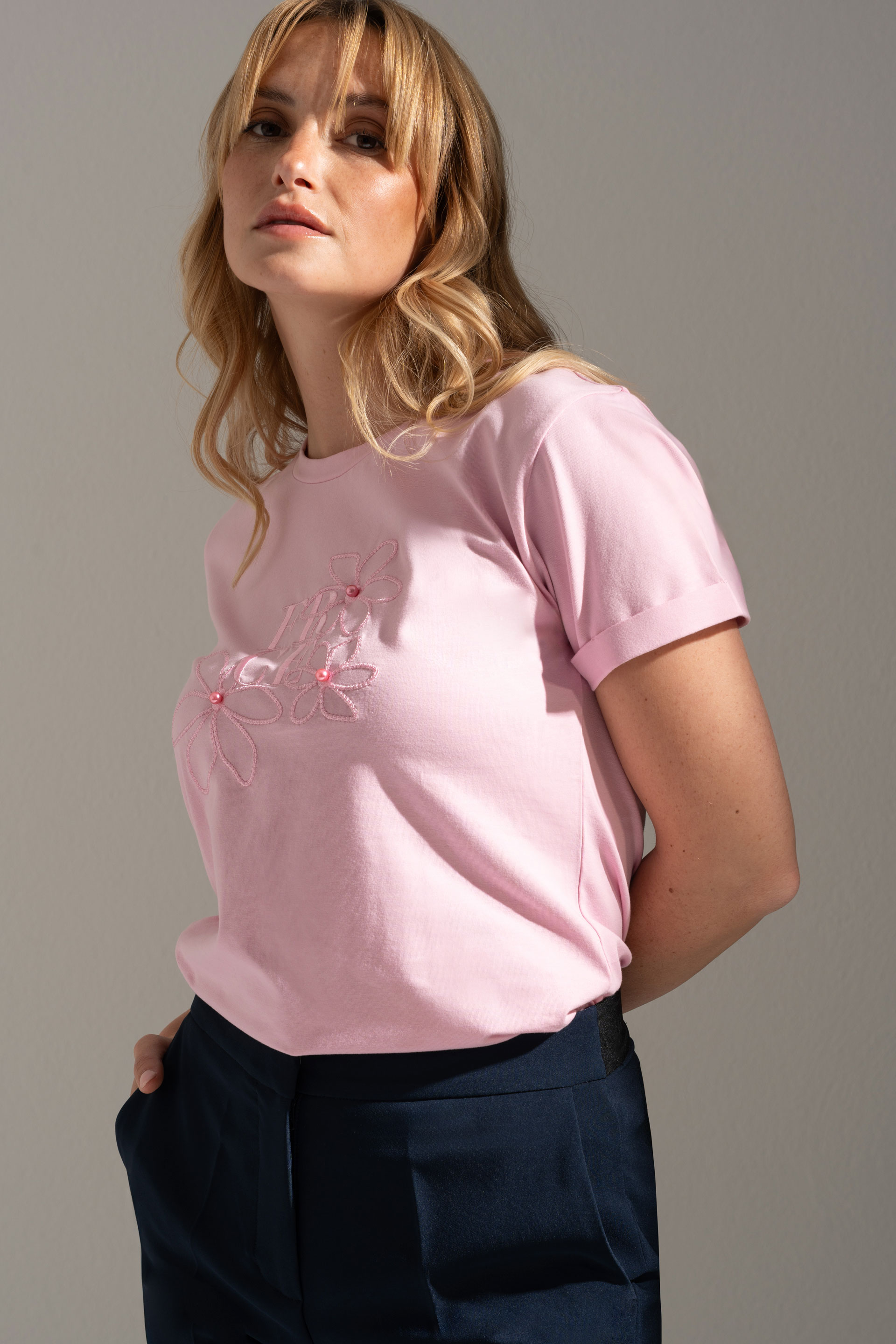 Camiseta de algodón con bordado floral