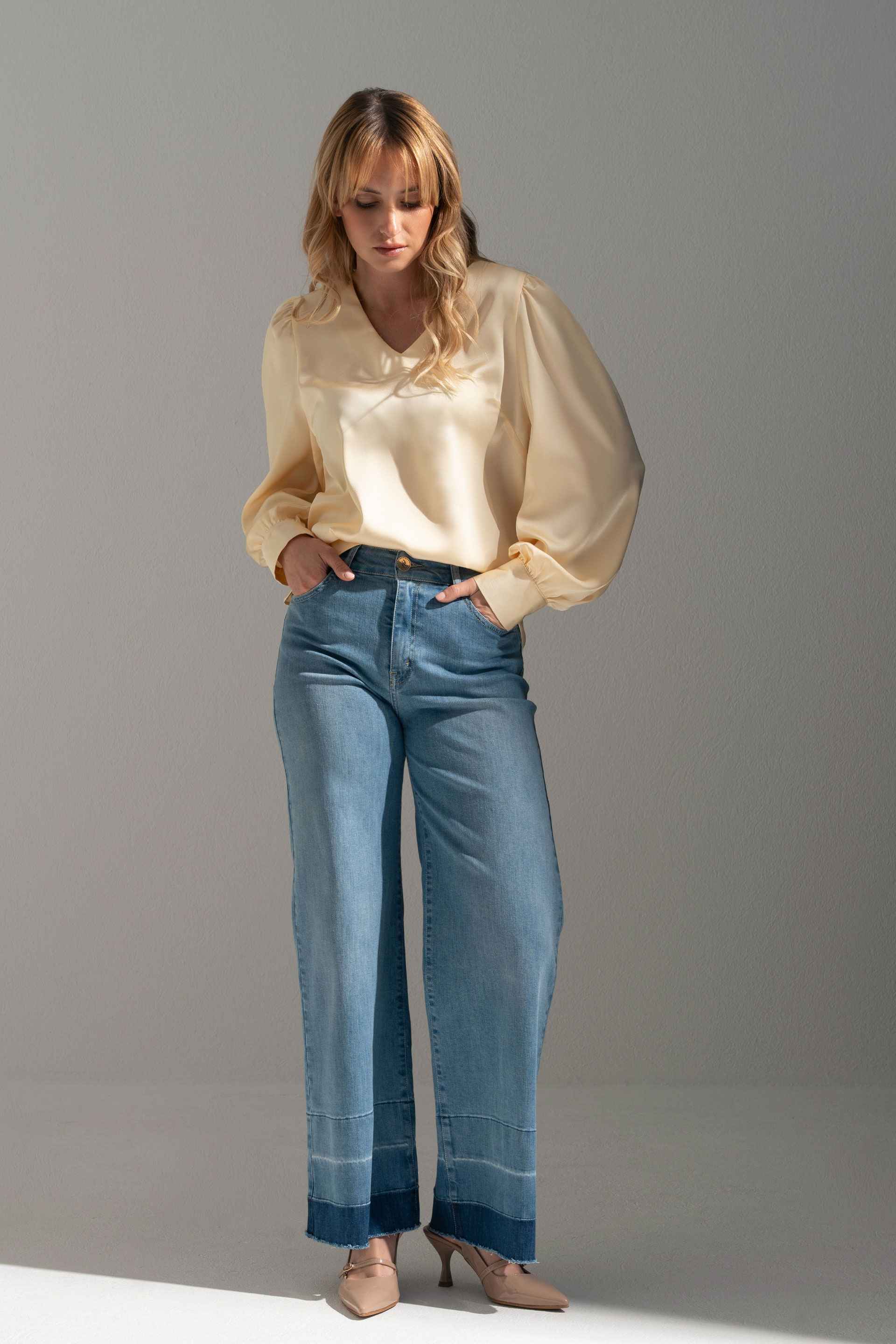 Jeans wide leg com detalhe na baínha