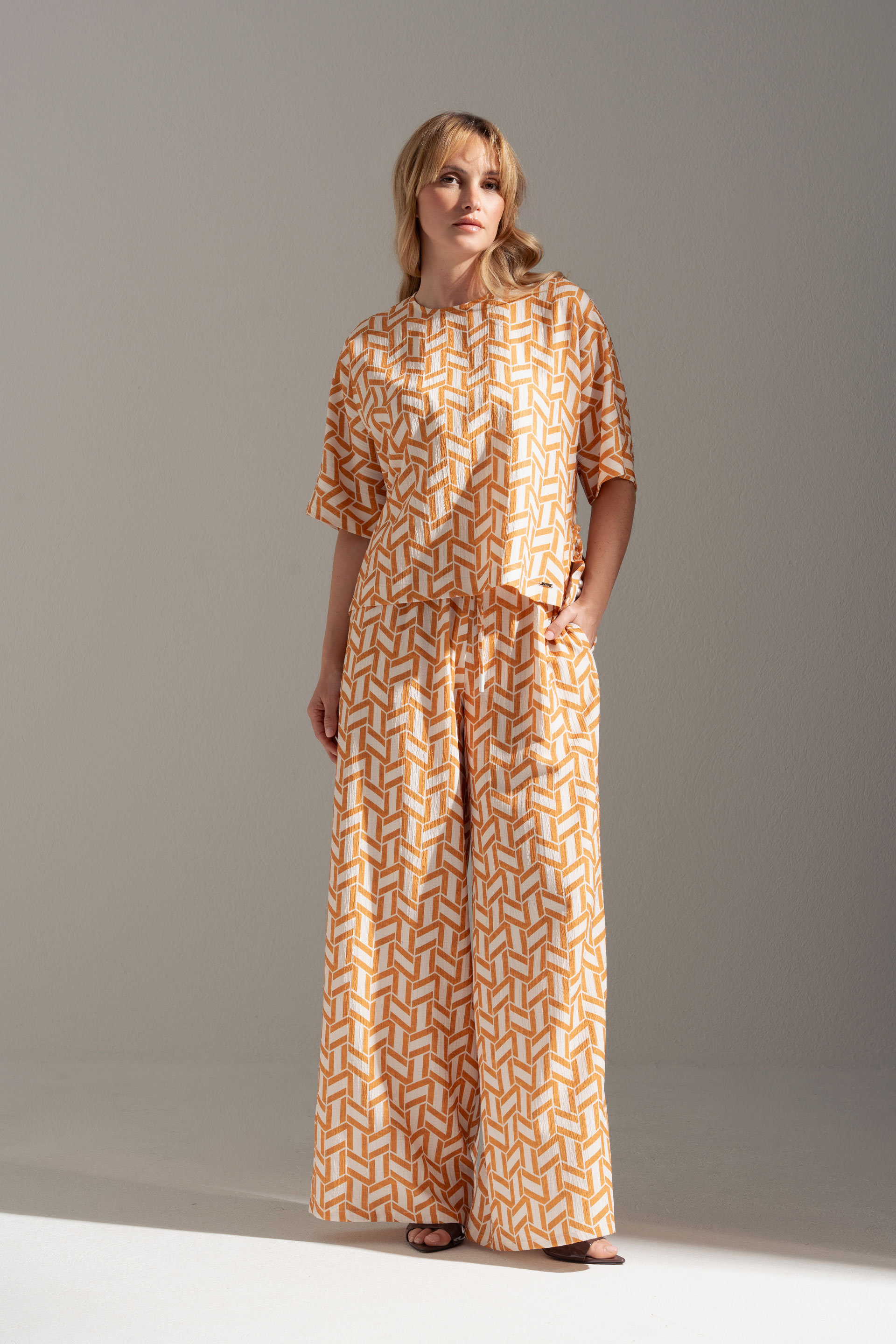 Flowy printed trousers with elastic waist