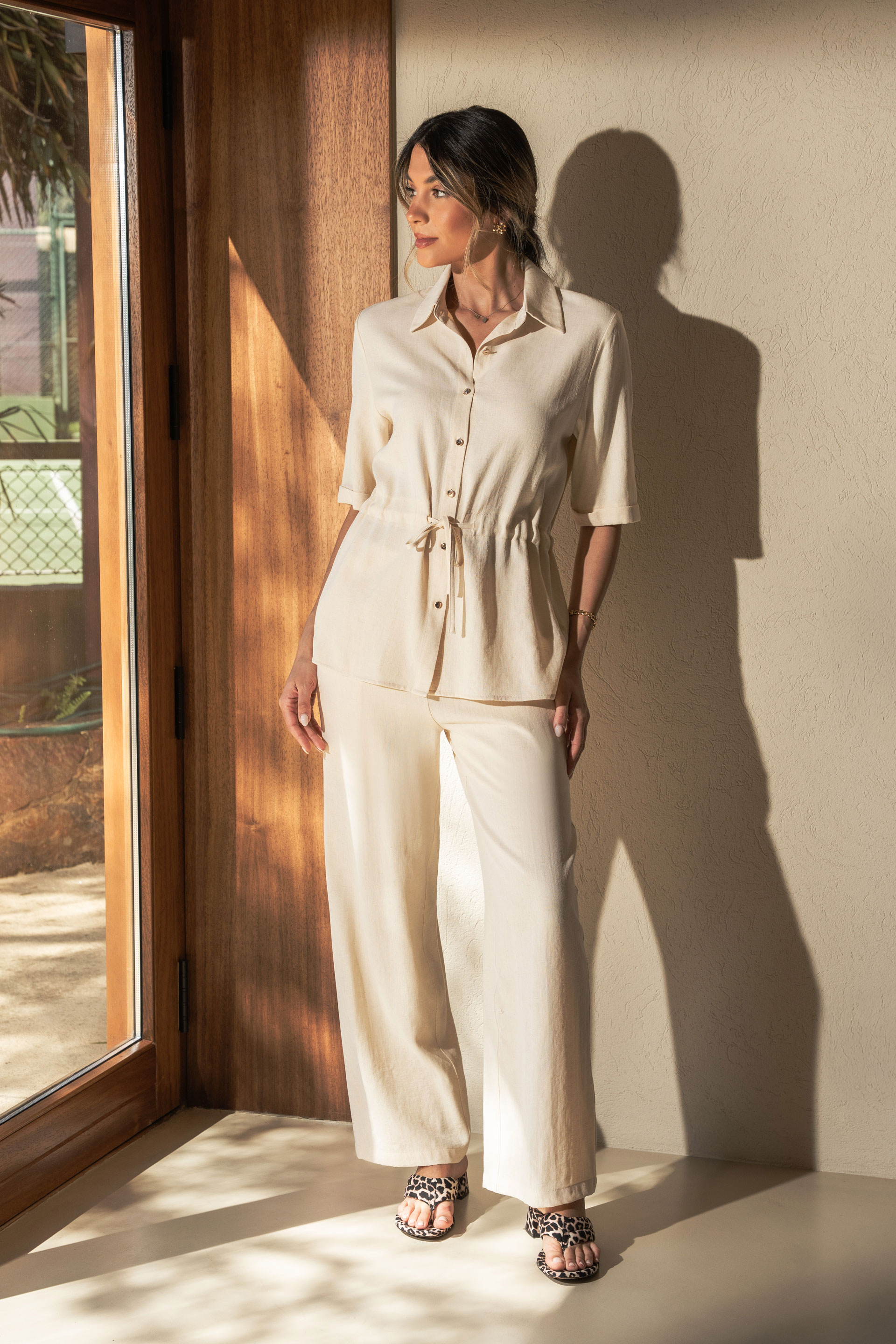 Linen shirt with adjustable waist tie
