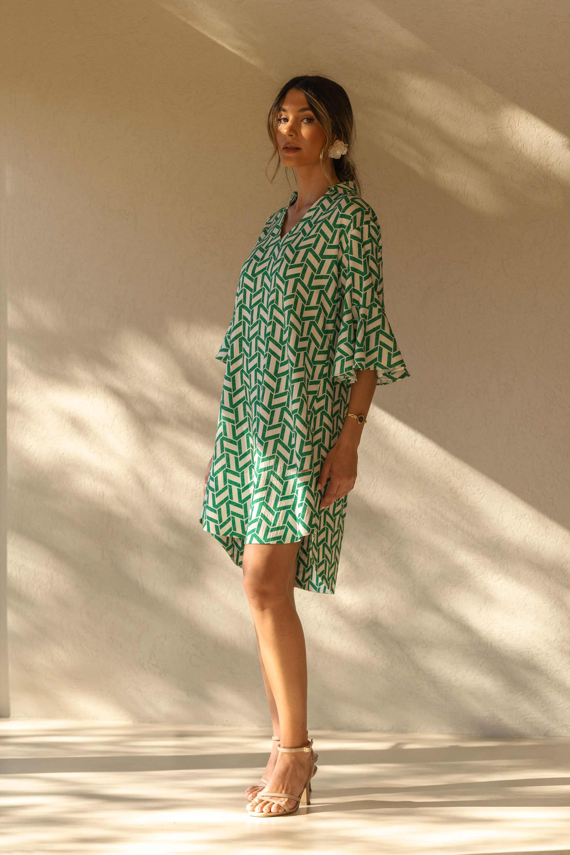 Vestido curto estampado com mangas fluidas