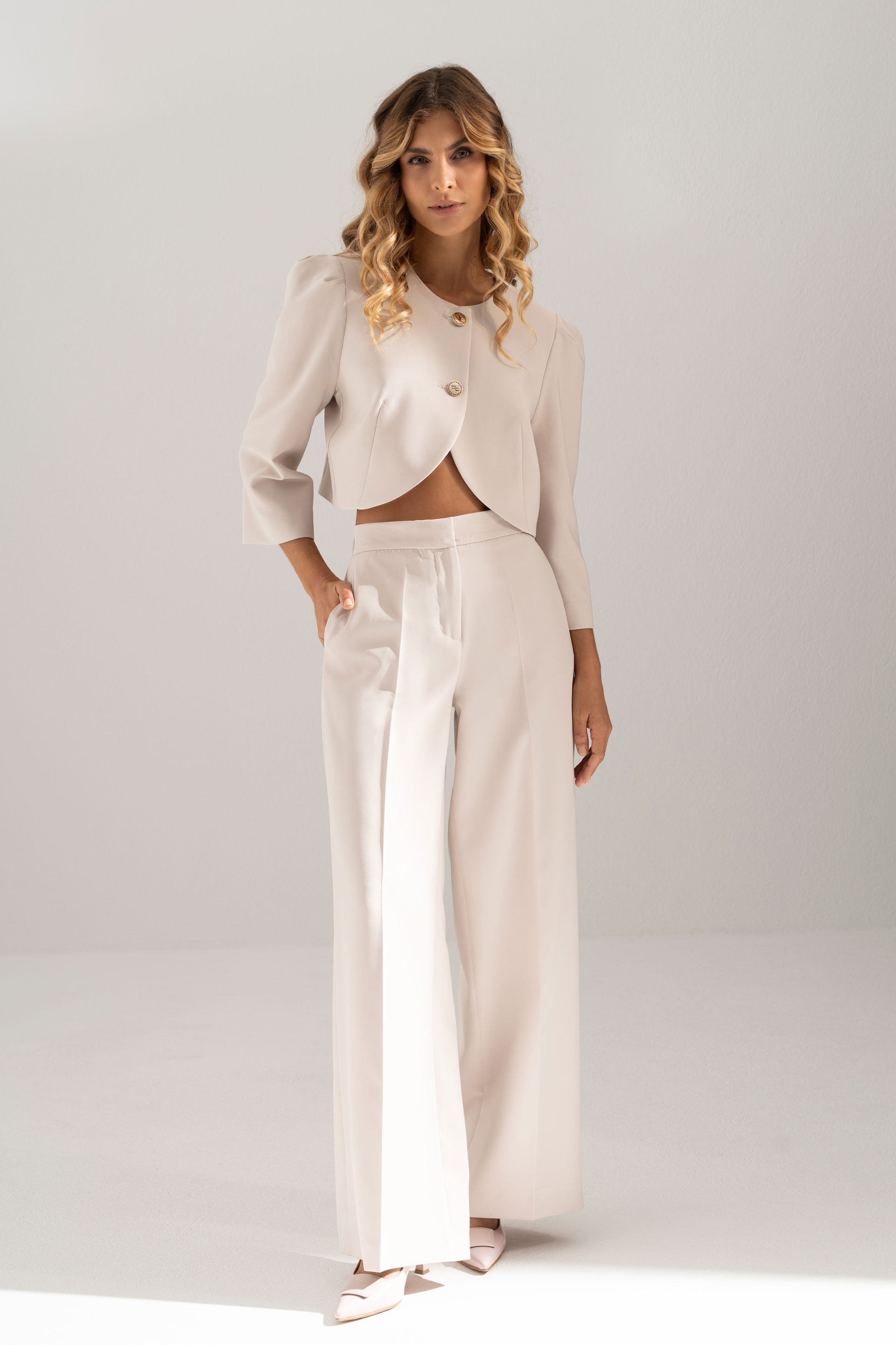 Calça clássica wide leg com cinto elástico