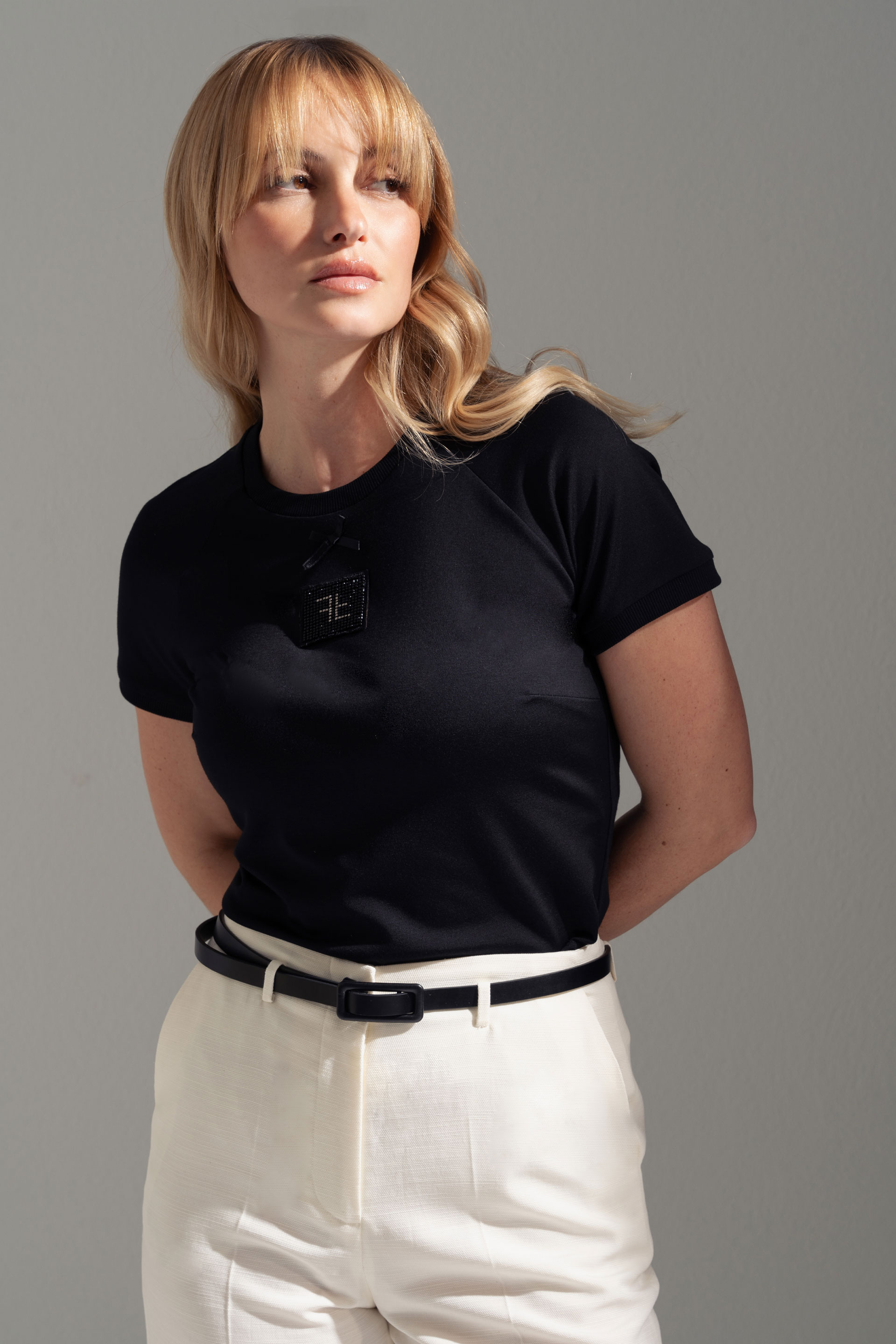 Short t-shirt with personalized detail