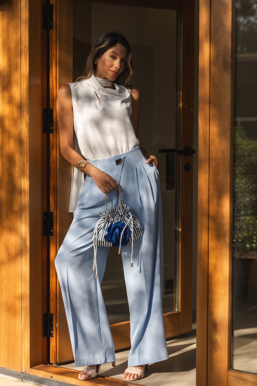 Flowing top with bow Flowing top with bow