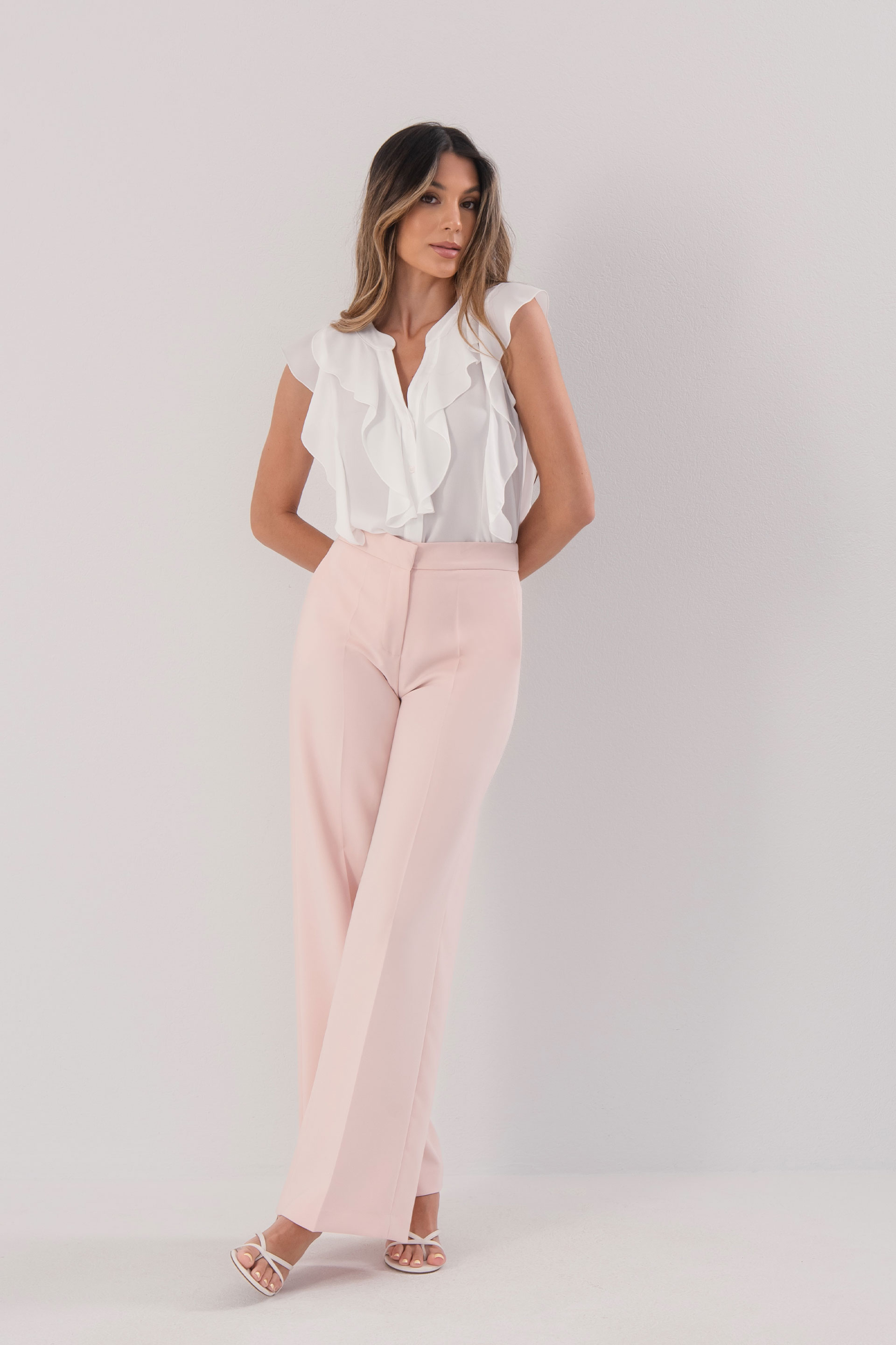 Calça clássica wide leg com cinto elástico
