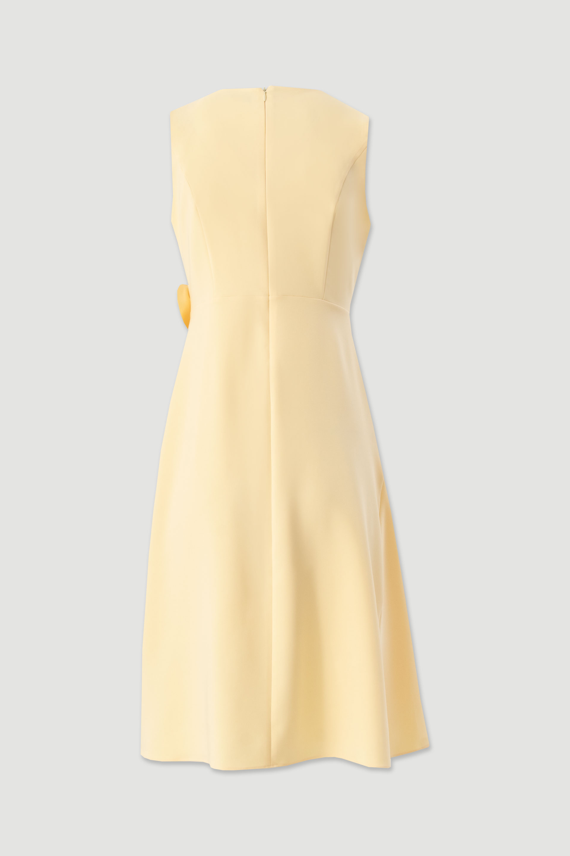 Vestido midi assimétrico com detalhe lateral