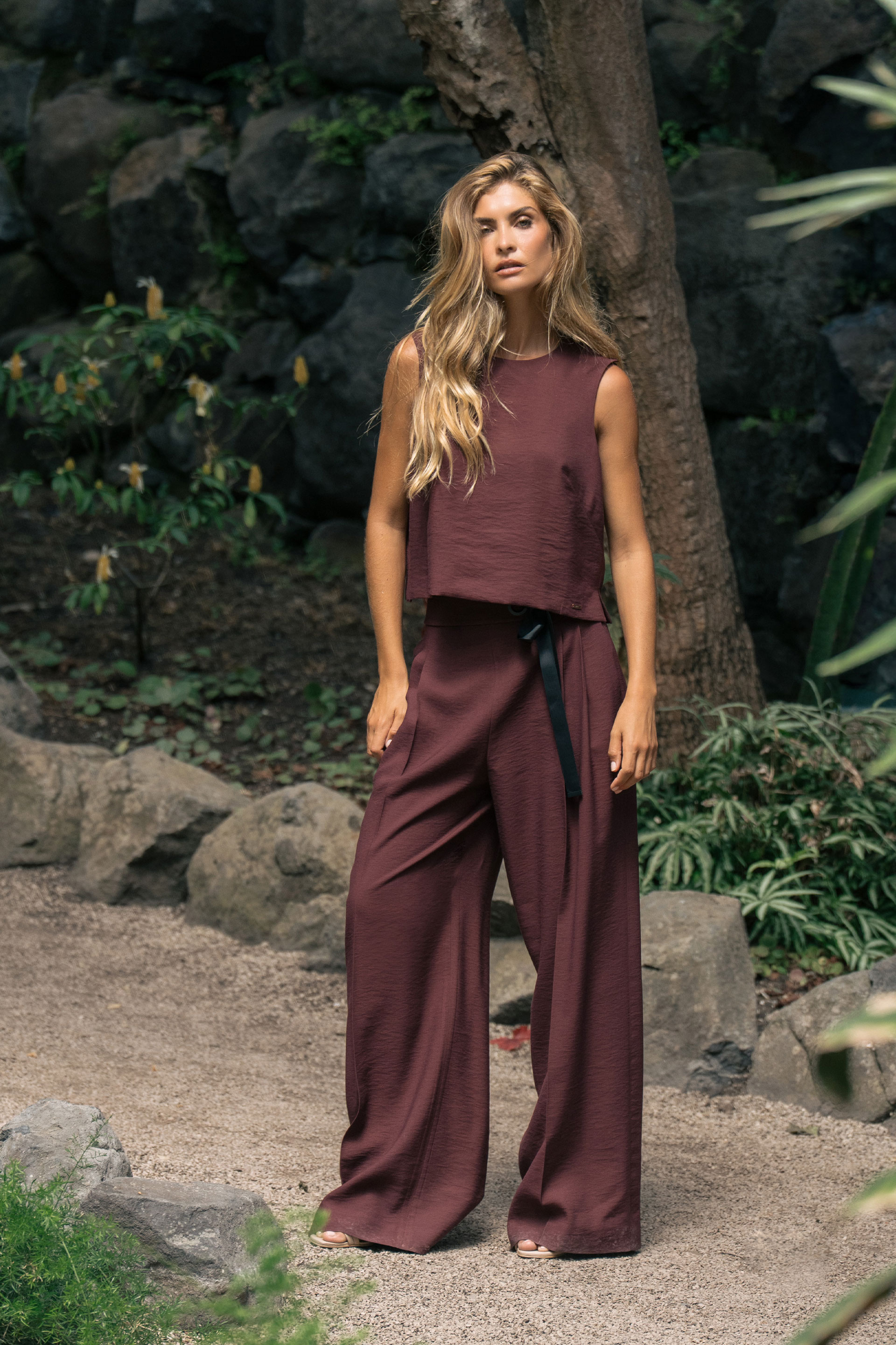 Cropped top with gold buttons on the shoulder