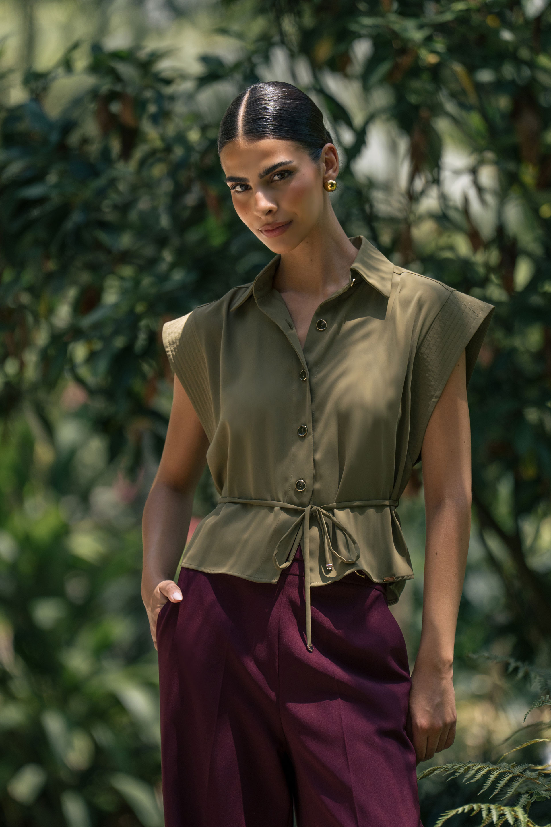 Short fluid blouse with belt