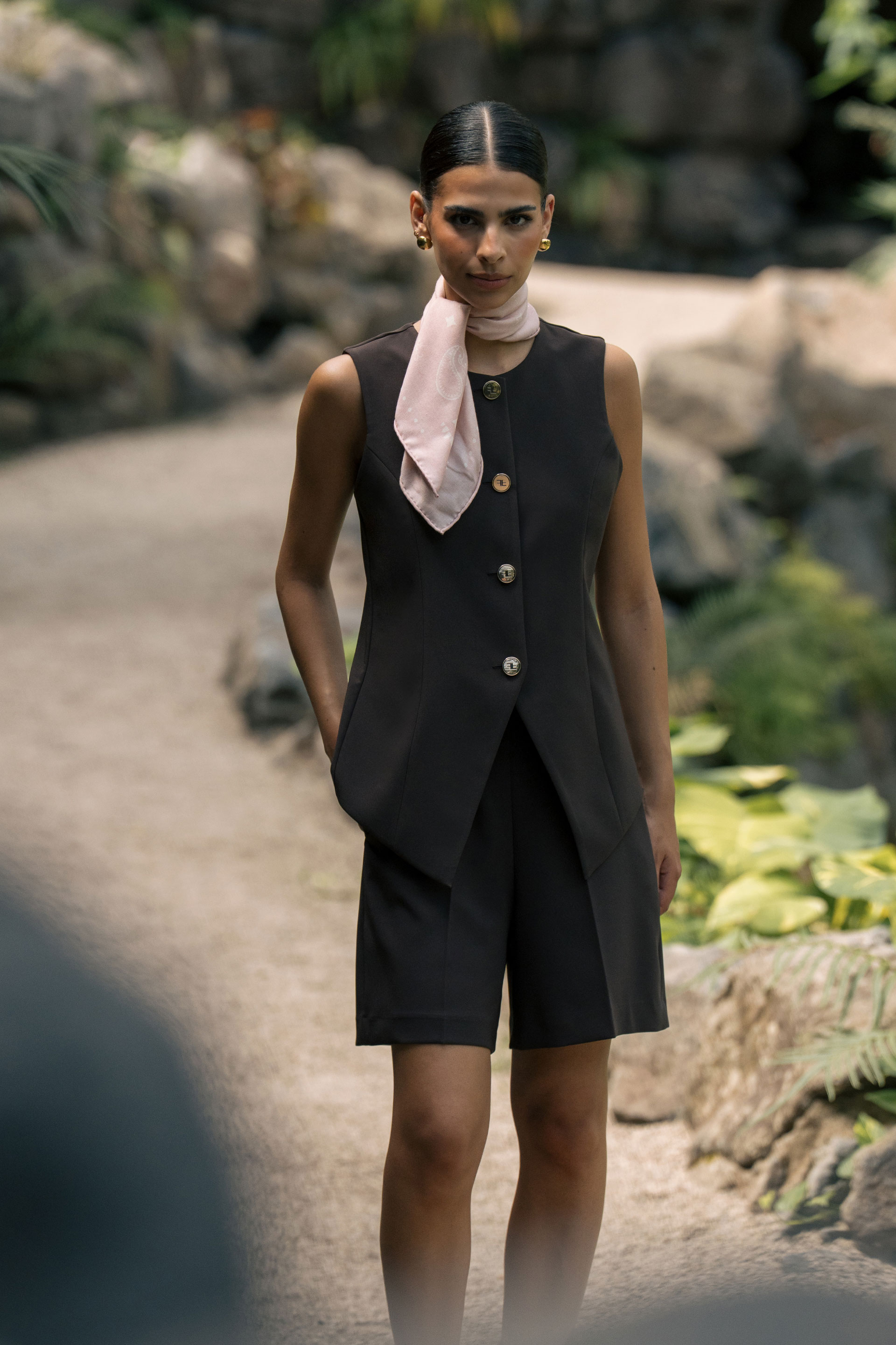 Structured vest with metallic buttons