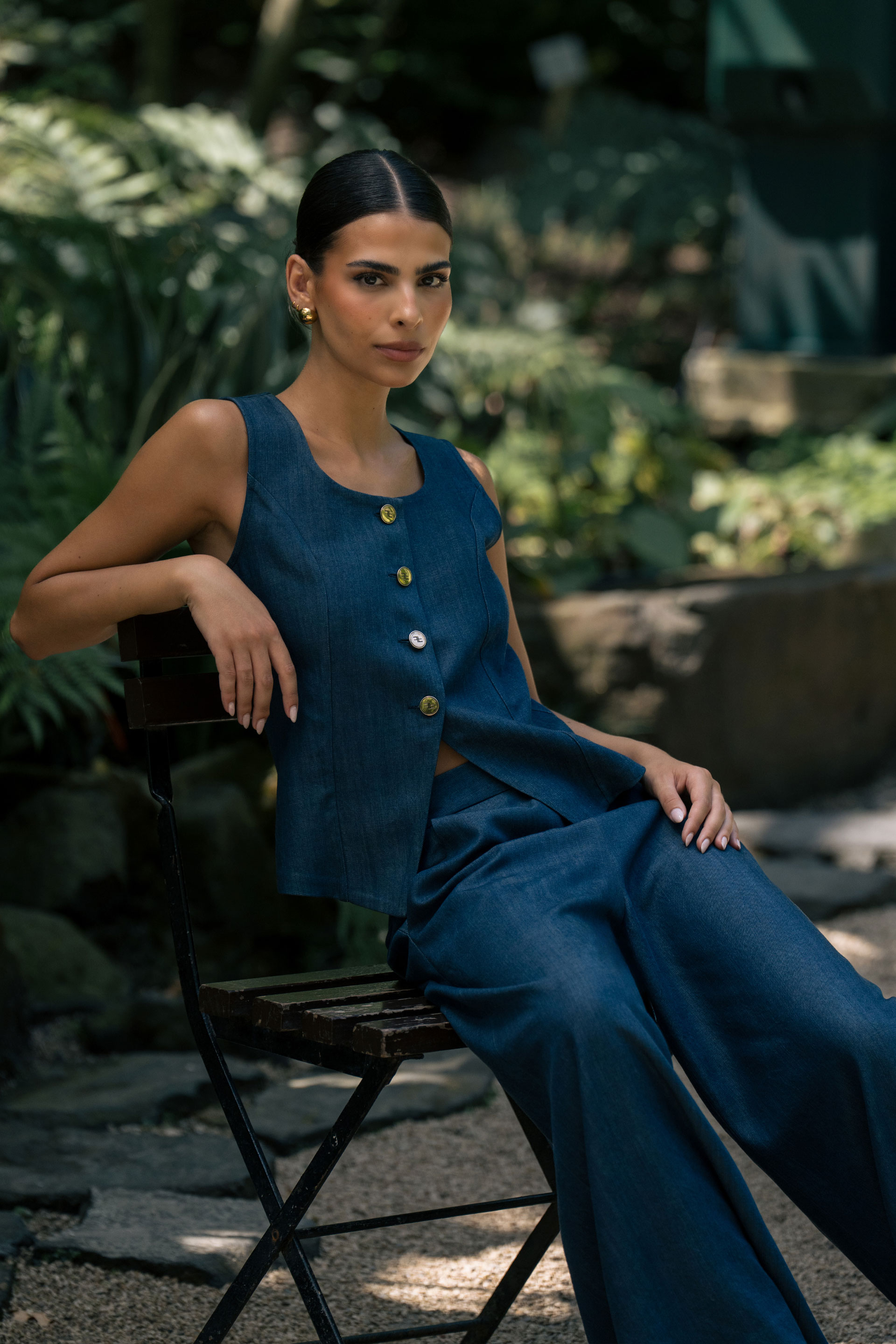 Structured vest with metallic buttons