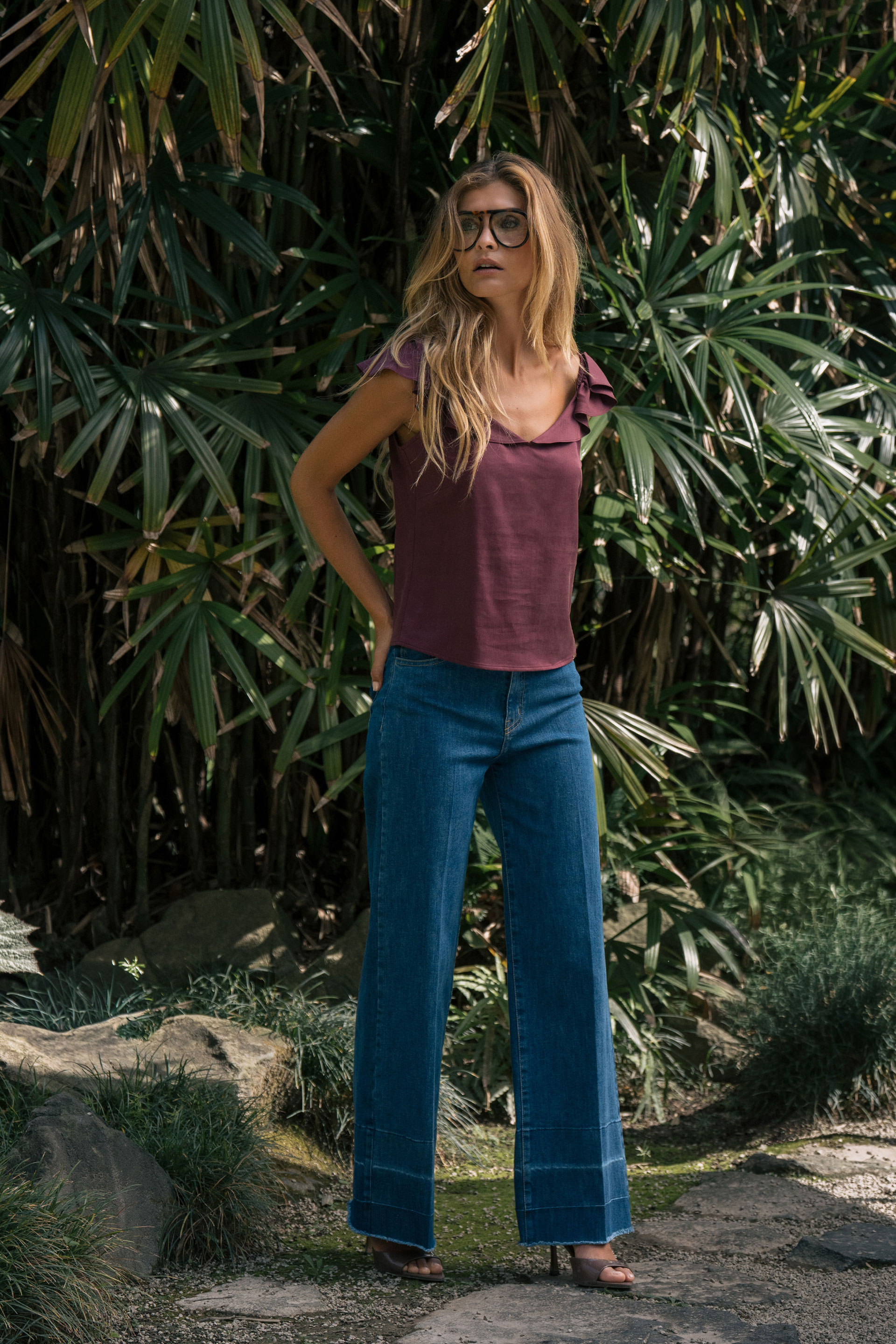 Wide leg jeans with hem detail