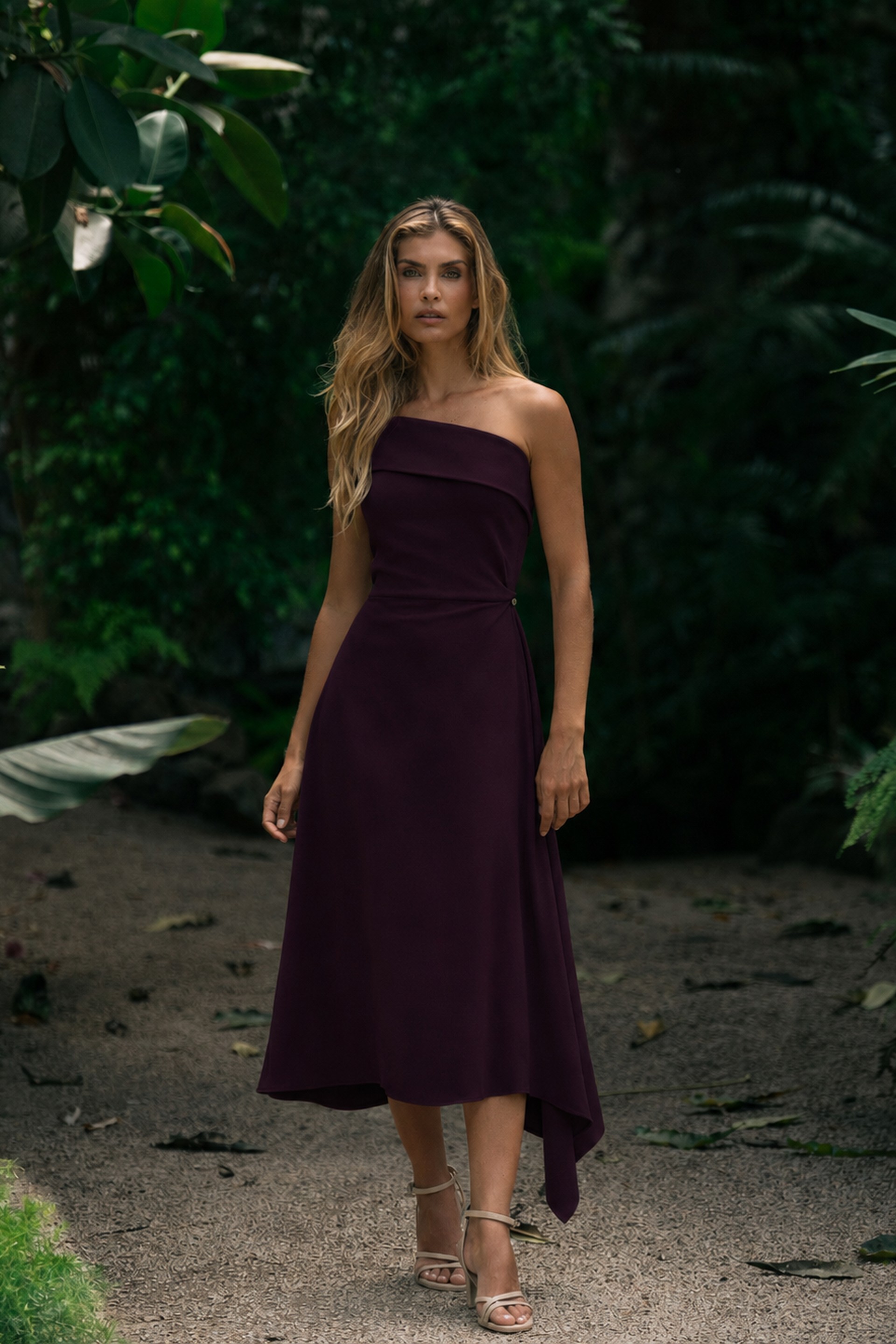 Vestido midi assimétrico de um ombro