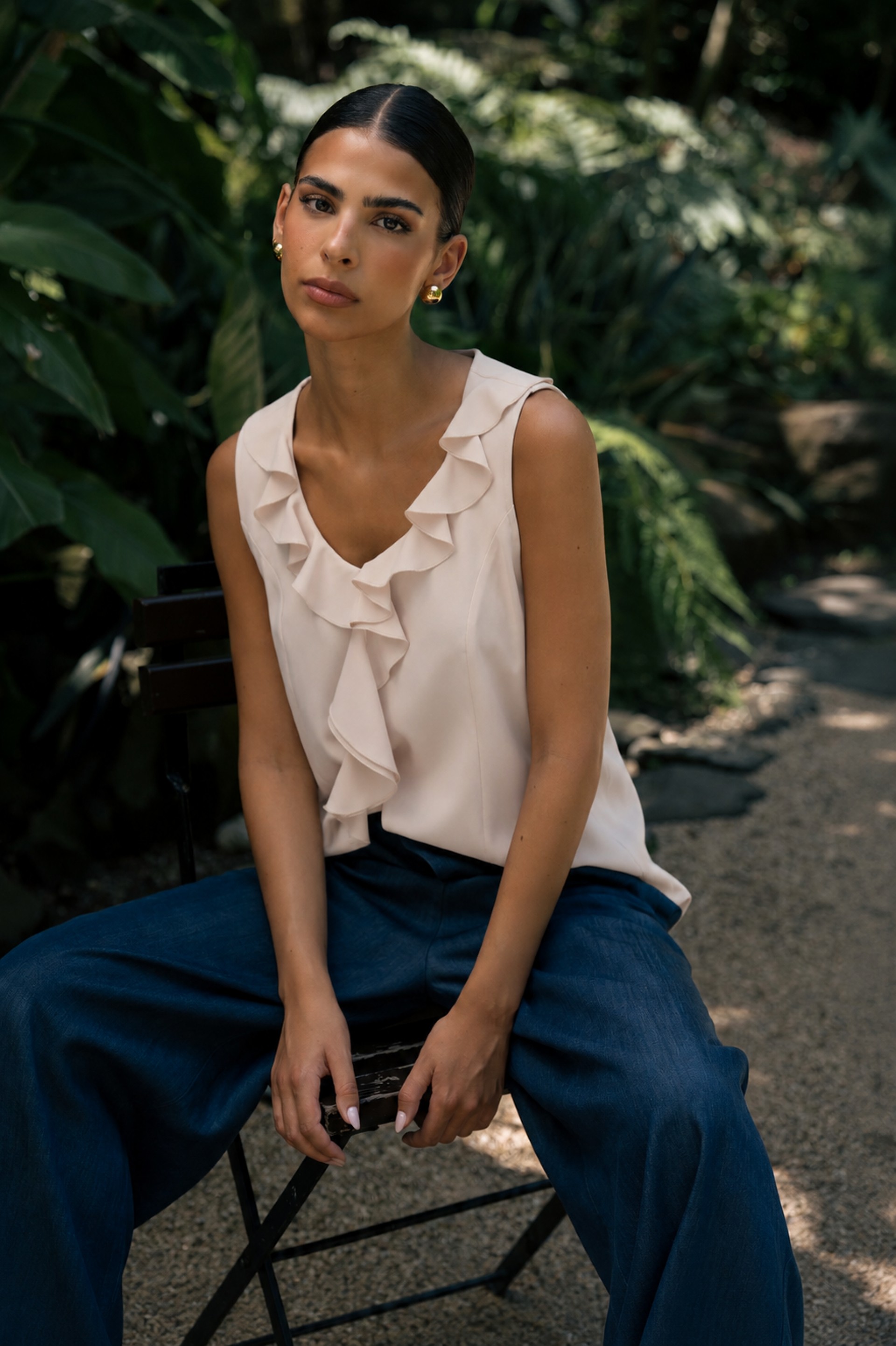 Blusa fluida com folhos no decote