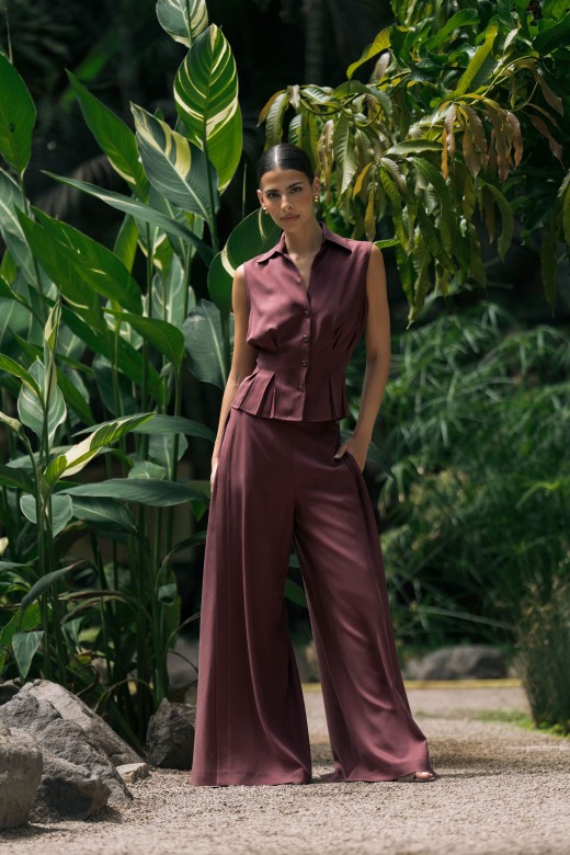 Fitted sleeveless blouse Fitted sleeveless blouse
