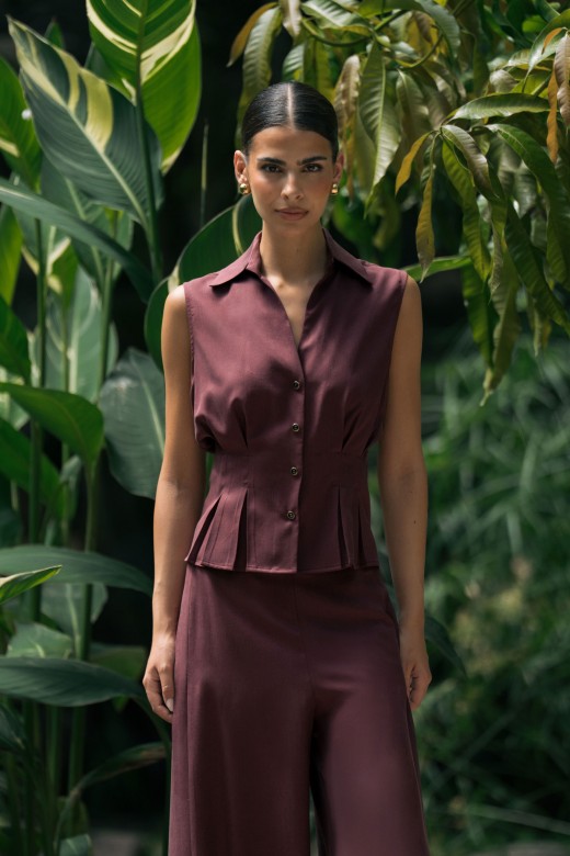 Fitted sleeveless blouse Fitted sleeveless blouse