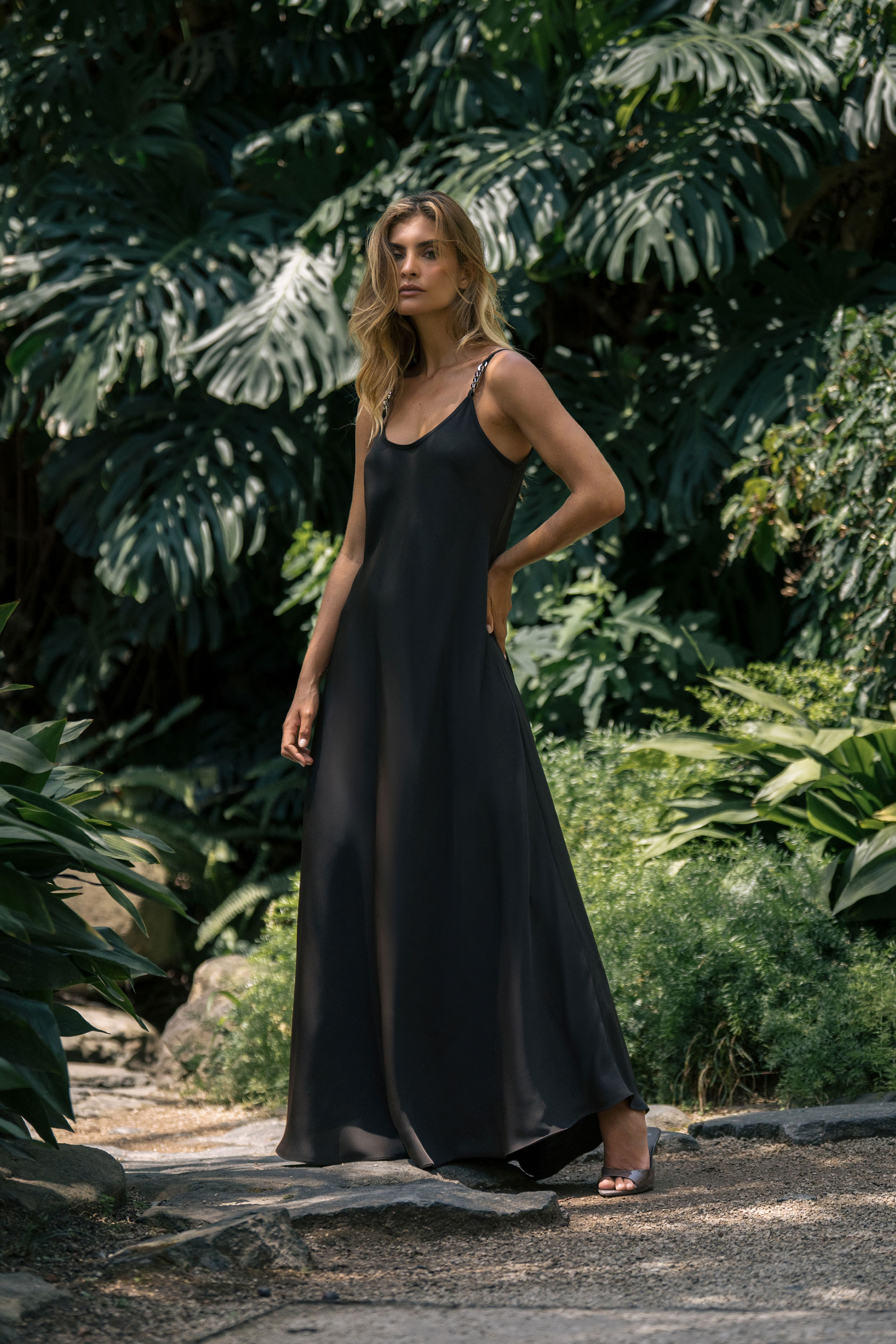 Vestido midi fluido de alças