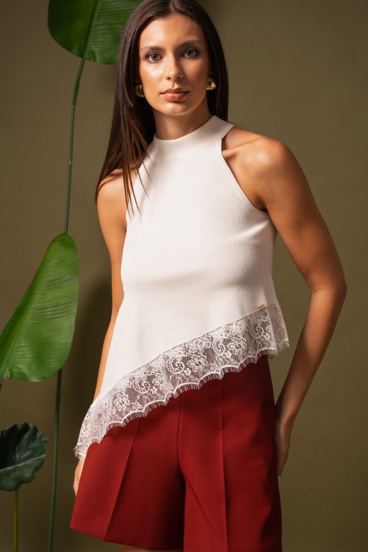 Top en maille asymétrique avec dentelle Top en maille asymétrique avec dentelle