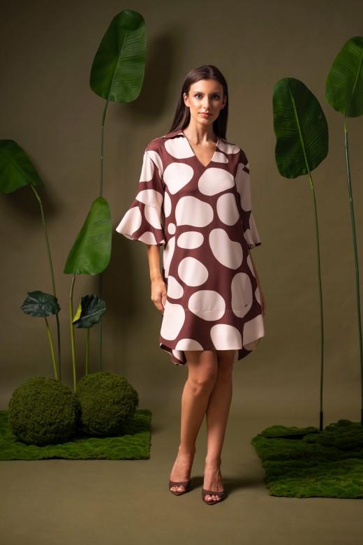 Vestido curto estampado com mangas fluídas Vestido curto estampado com mangas fluídas