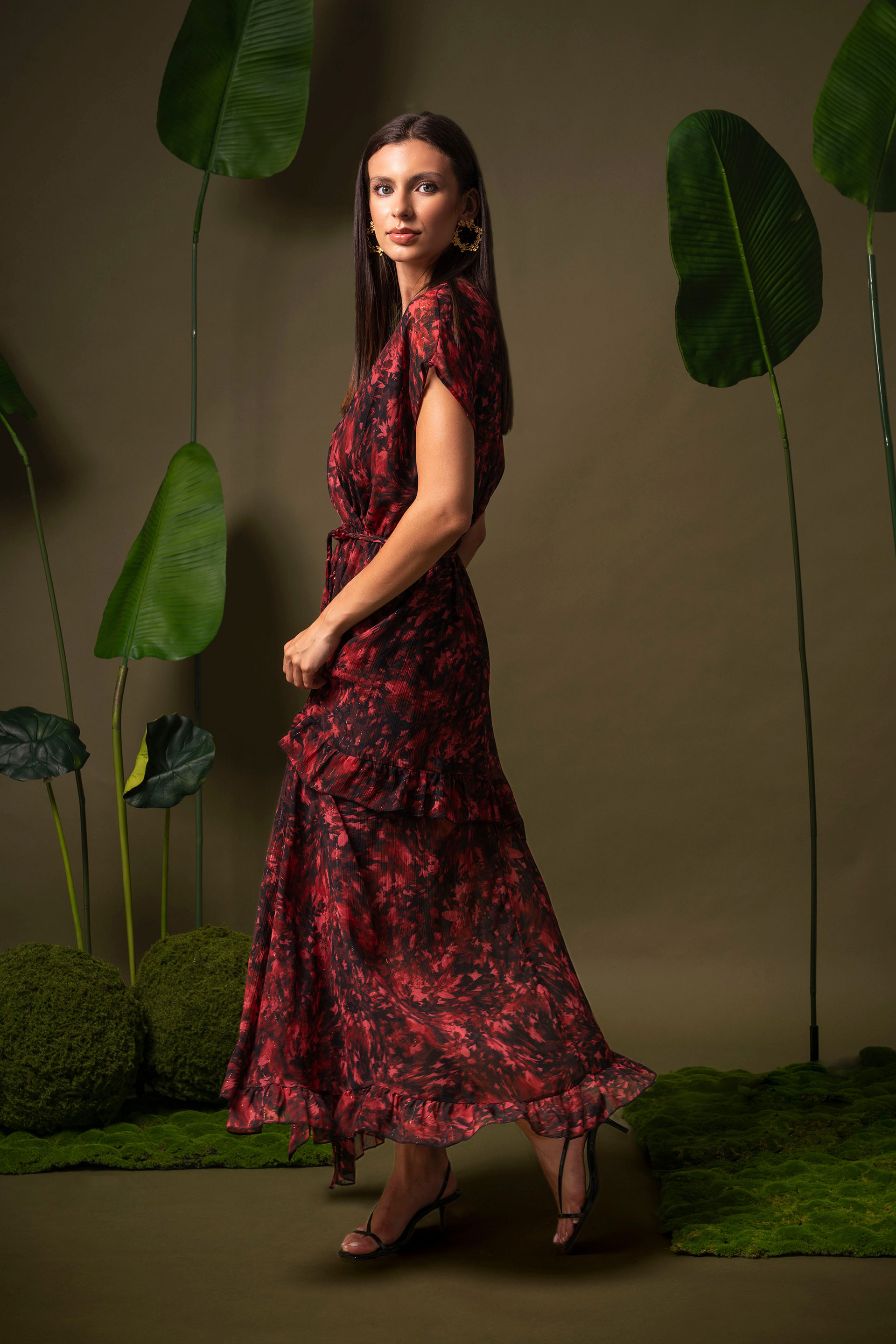 Vestido midi estampado com folhos
