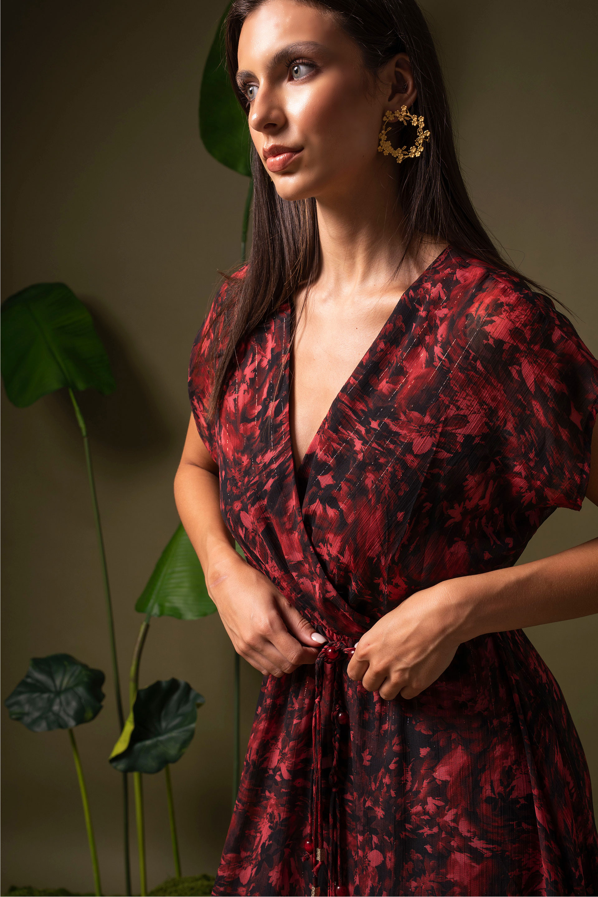 Vestido midi estampado com folhos