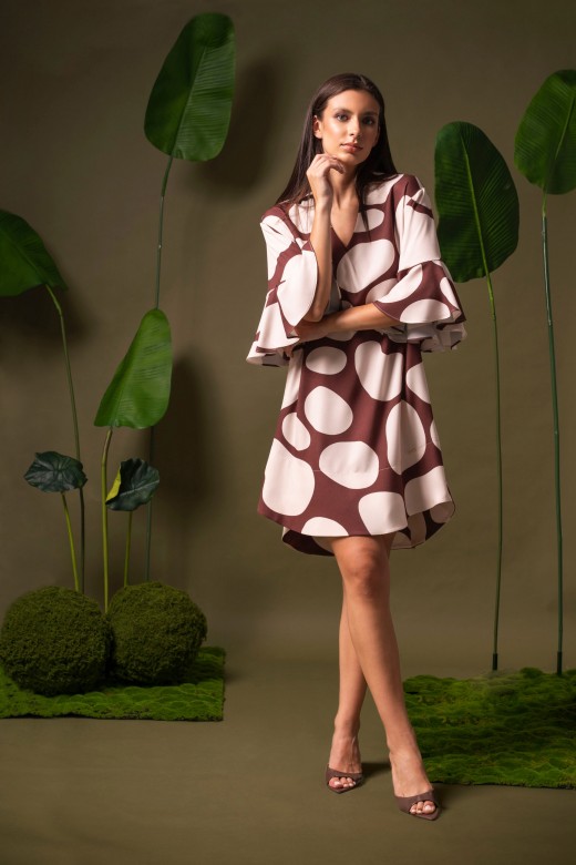 Vestido curto estampado com mangas fluídas Vestido curto estampado com mangas fluídas