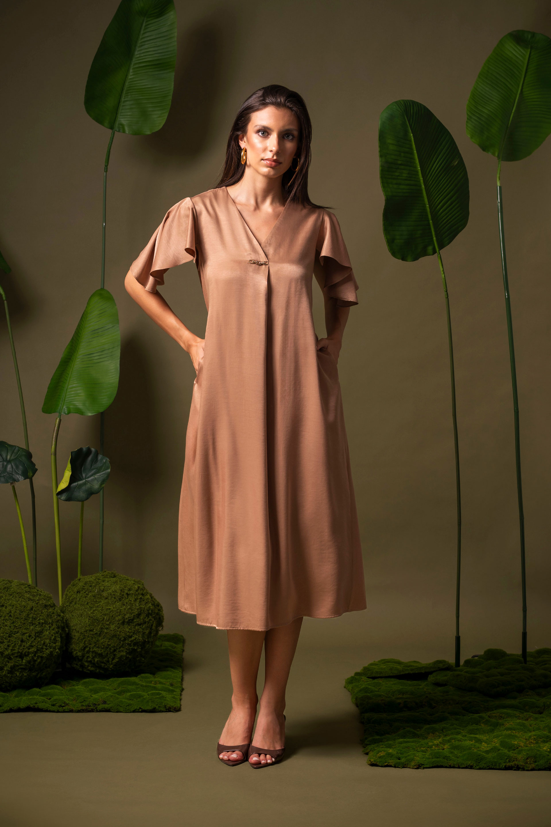 Vestido midi fluido com mangas em folho