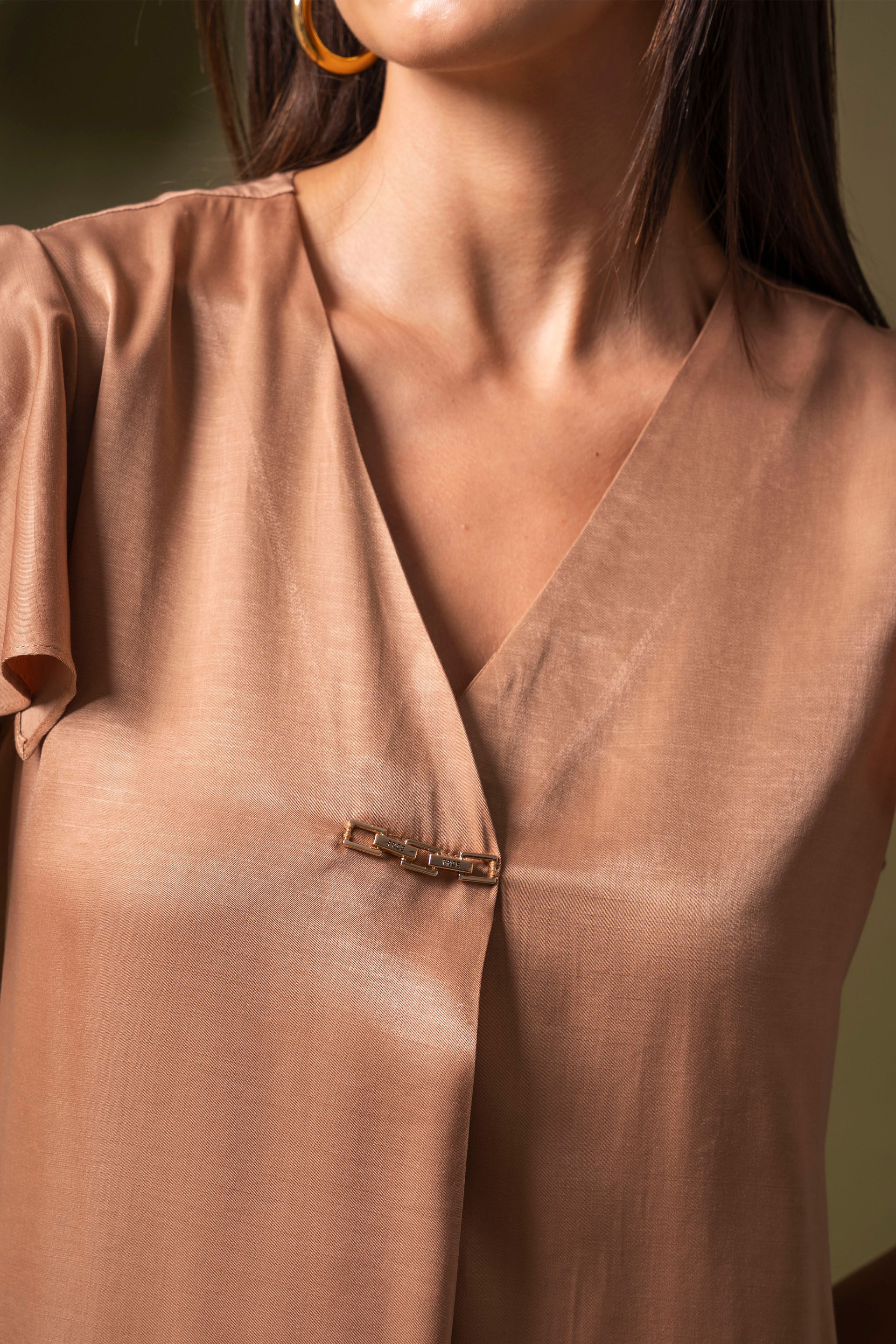 Vestido midi fluido com mangas em folho